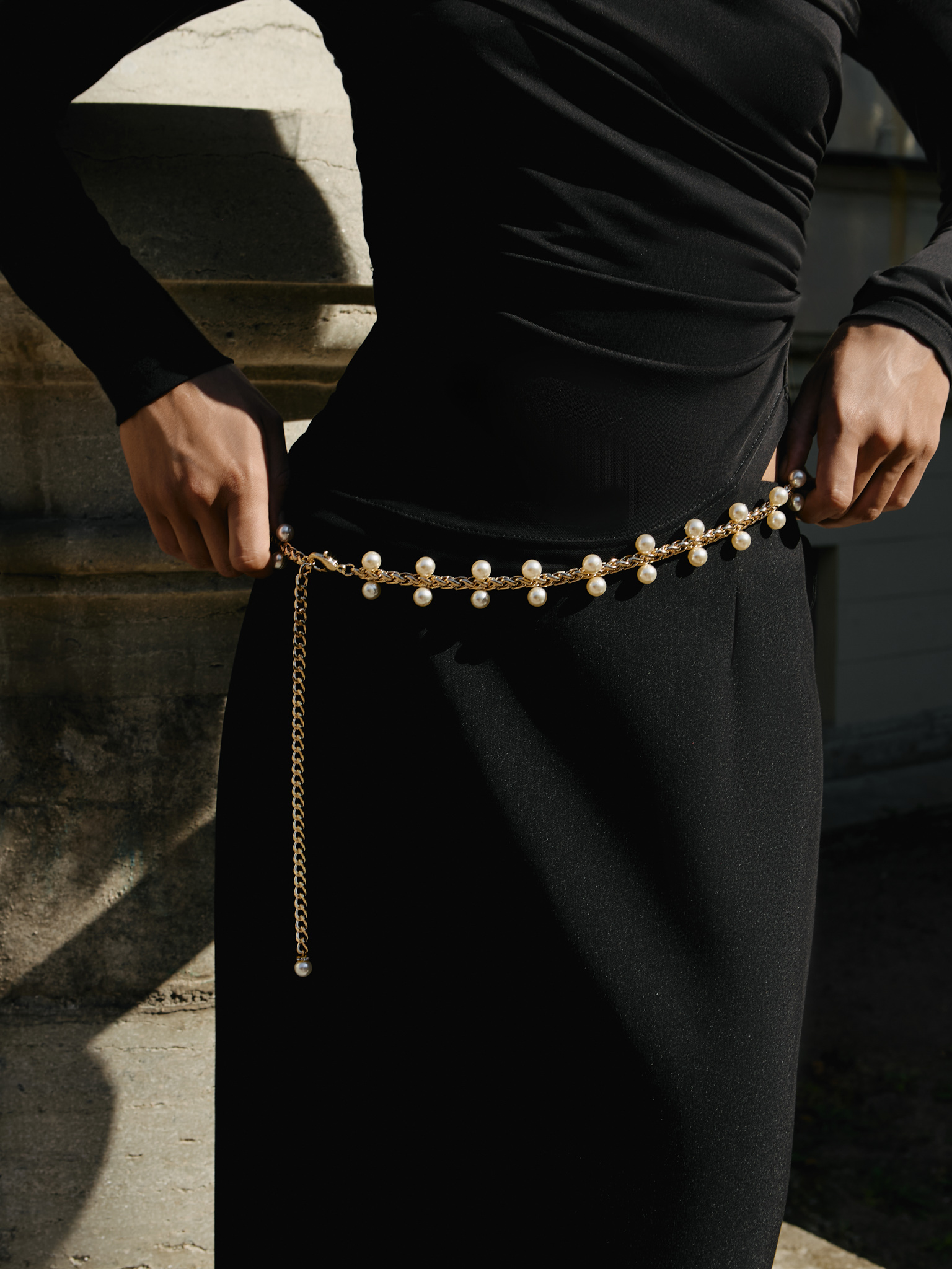 Decorative belt with pearls