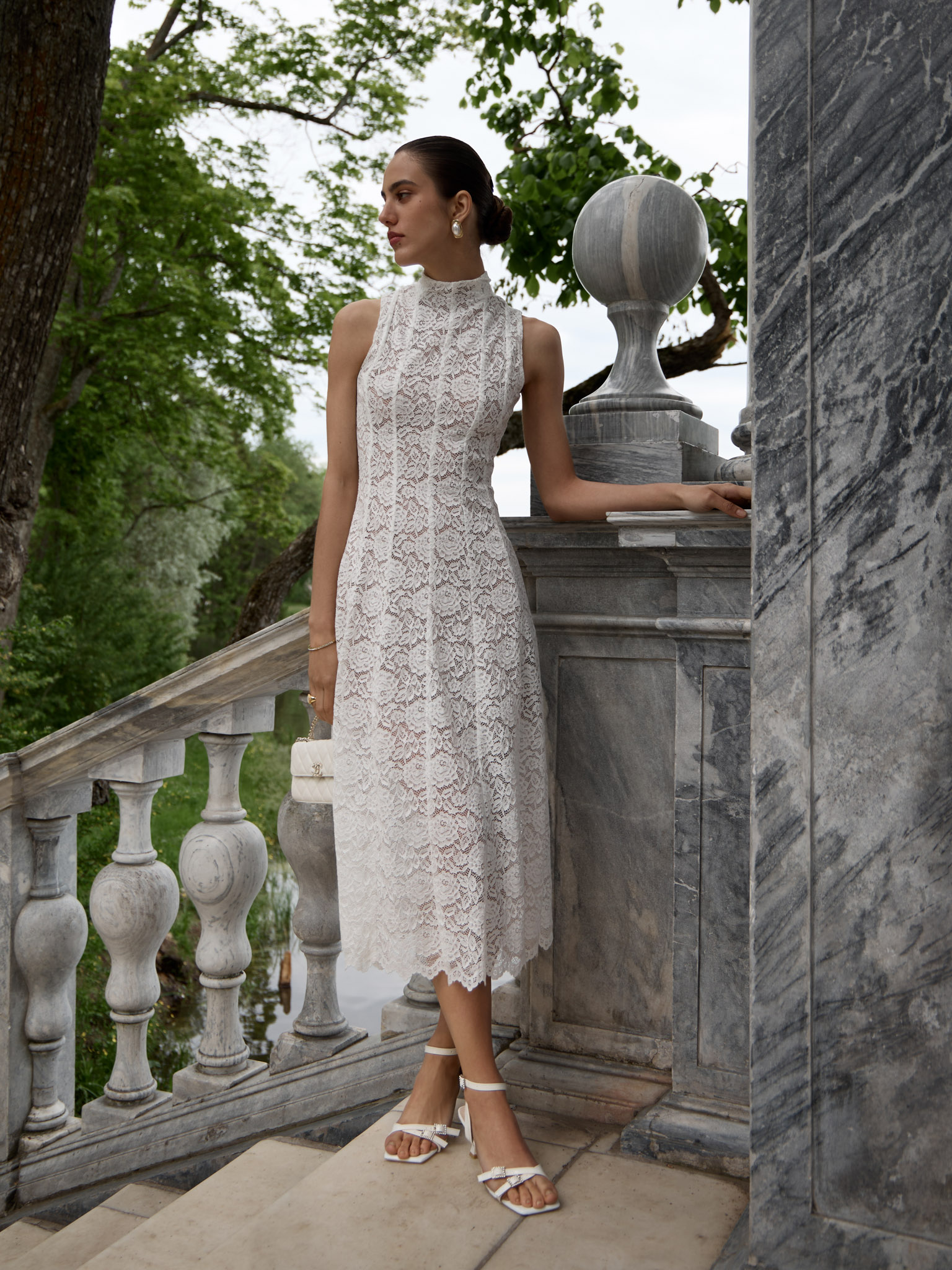 Платье миди из гипюра с высоким воротником