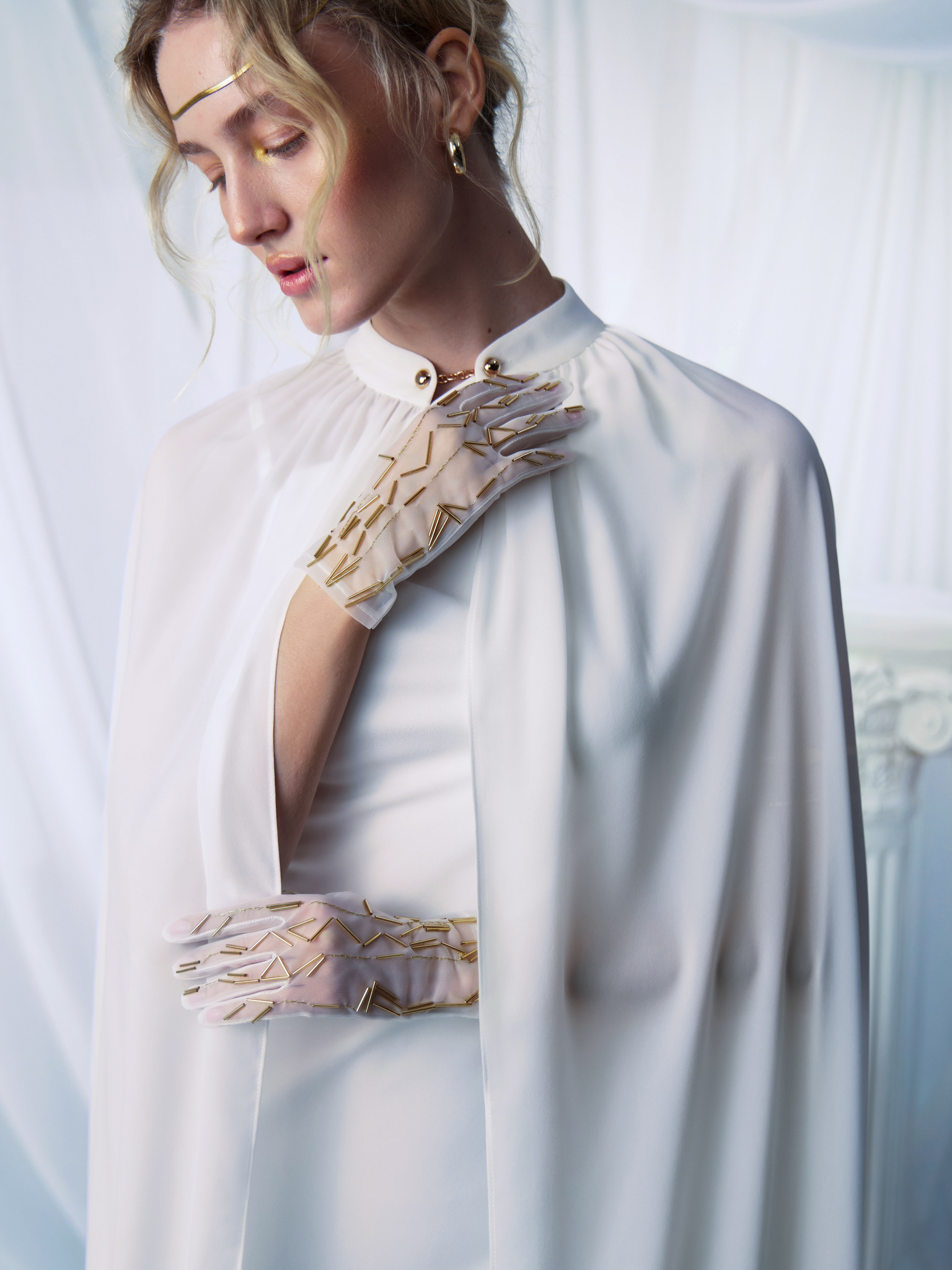 قفازات شبه شفافة بزخارف ذهبية