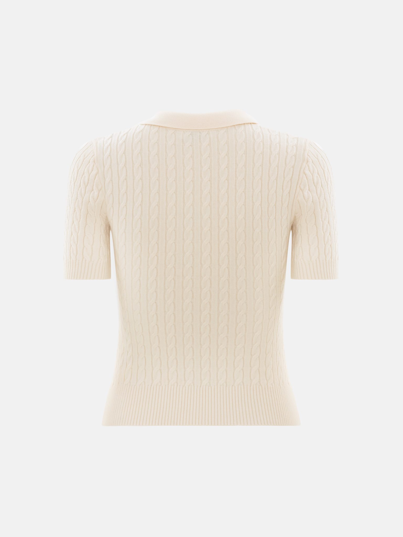 Трикотажное поло вязки косами с вышивкой на груди