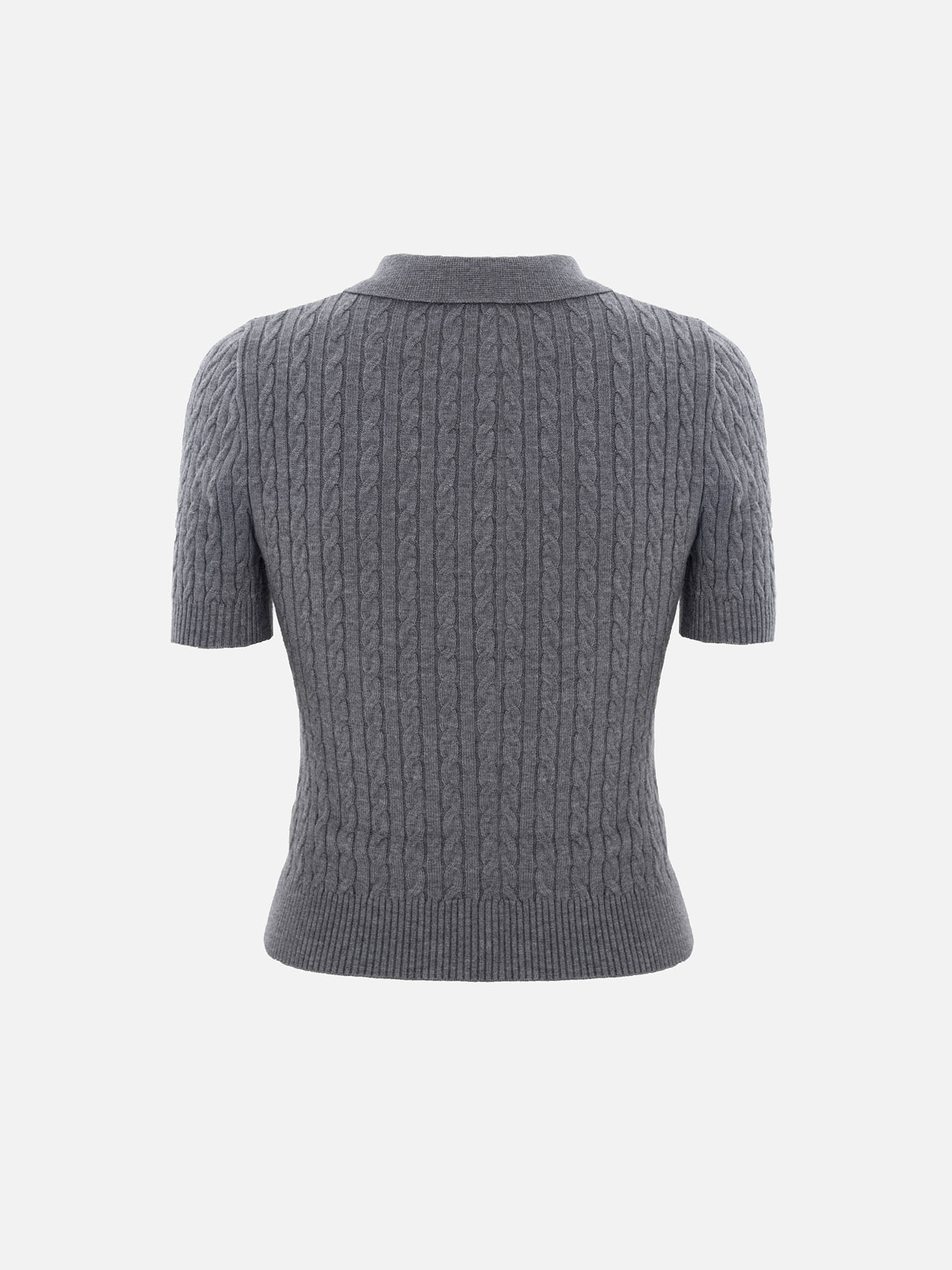 Трикотажное поло вязки косами с вышивкой на груди