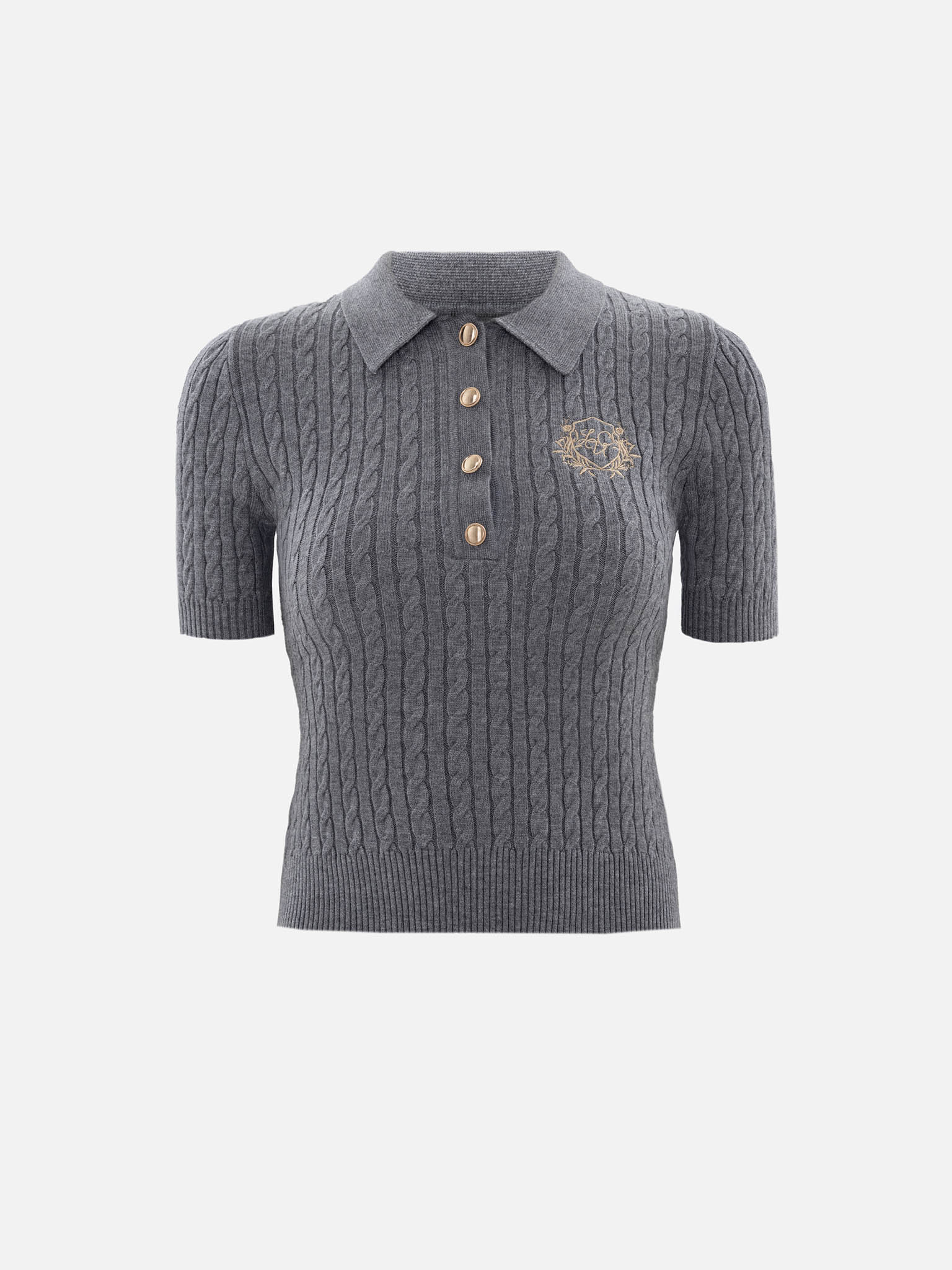 Трикотажное поло вязки косами с вышивкой на груди