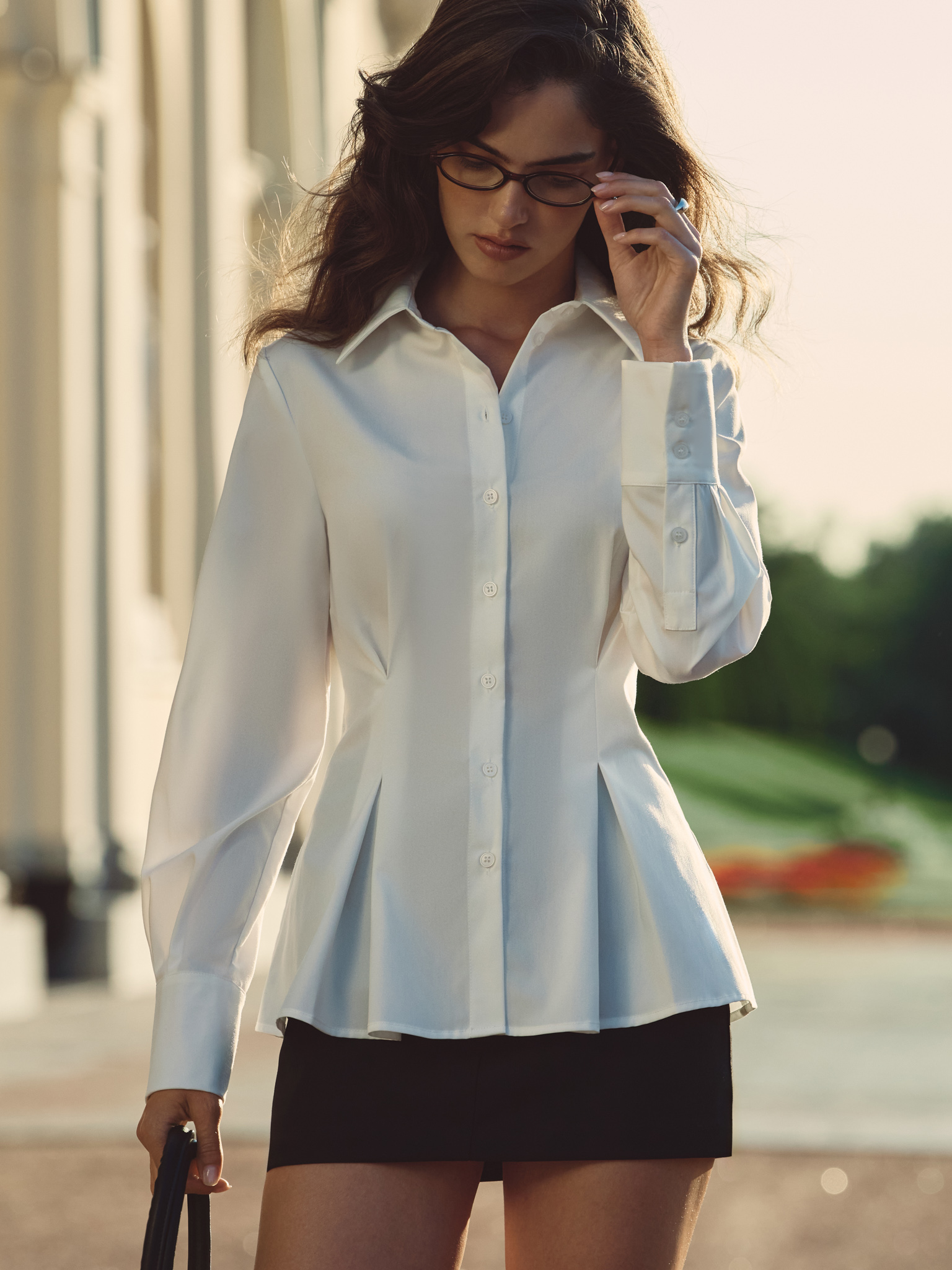 Loose fitting shirt with darts at the waist