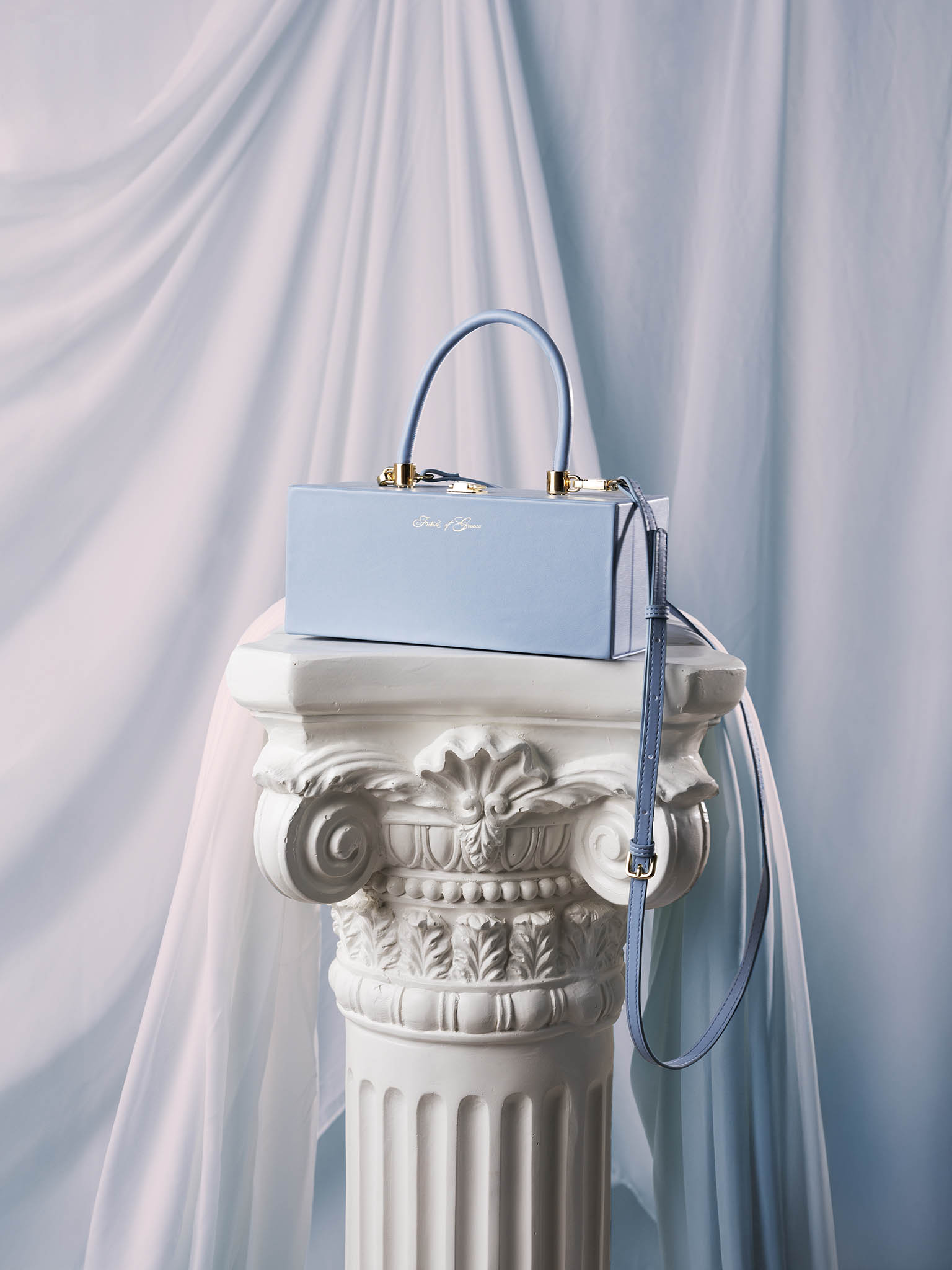 Сумка прямоугольной формы с ручкой в тон