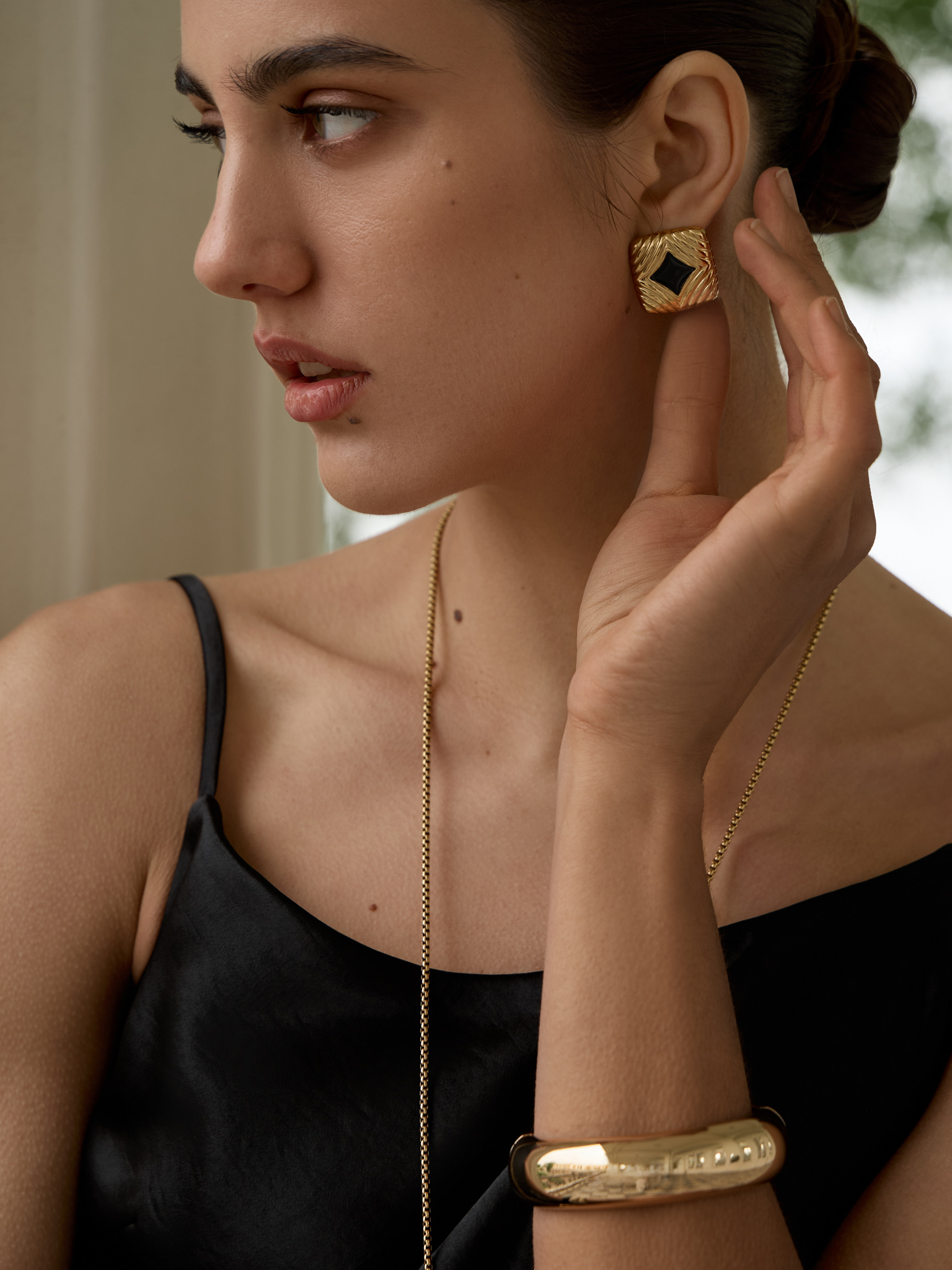 Square stud earrings with contrasting centre