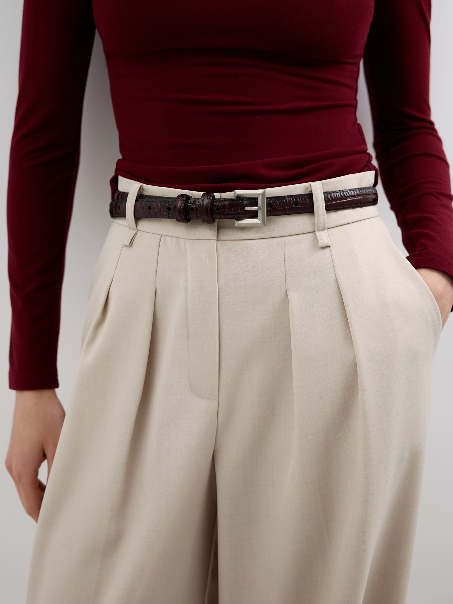 Slim belt in textured leather with square buckle