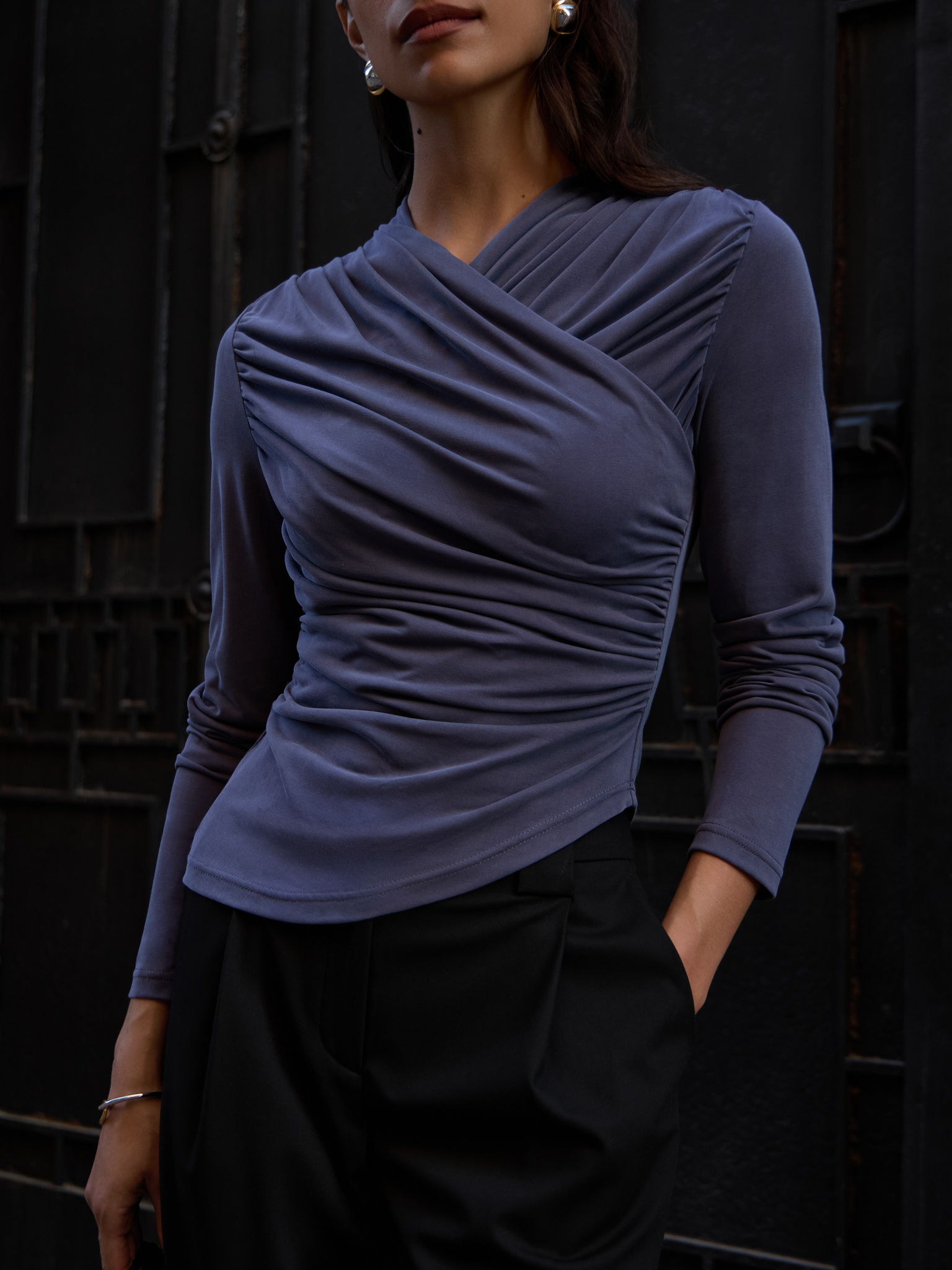 Трикотажный лонгслив с драпировками на плечах