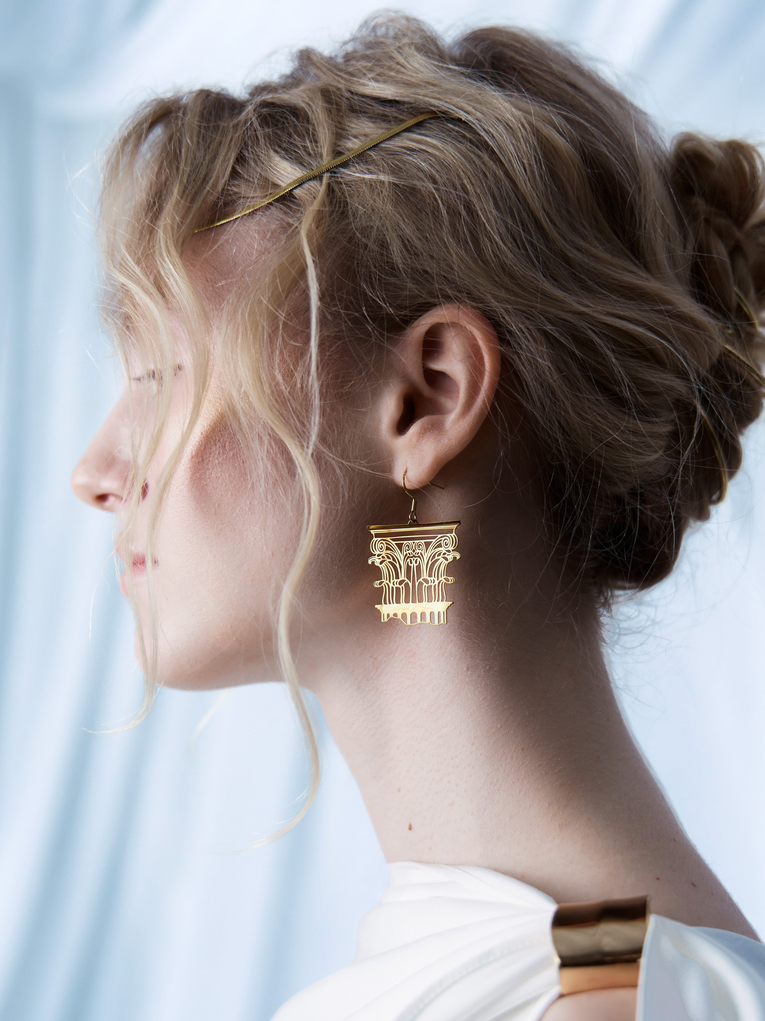 Золотистые серьги-пусеты с античным декором