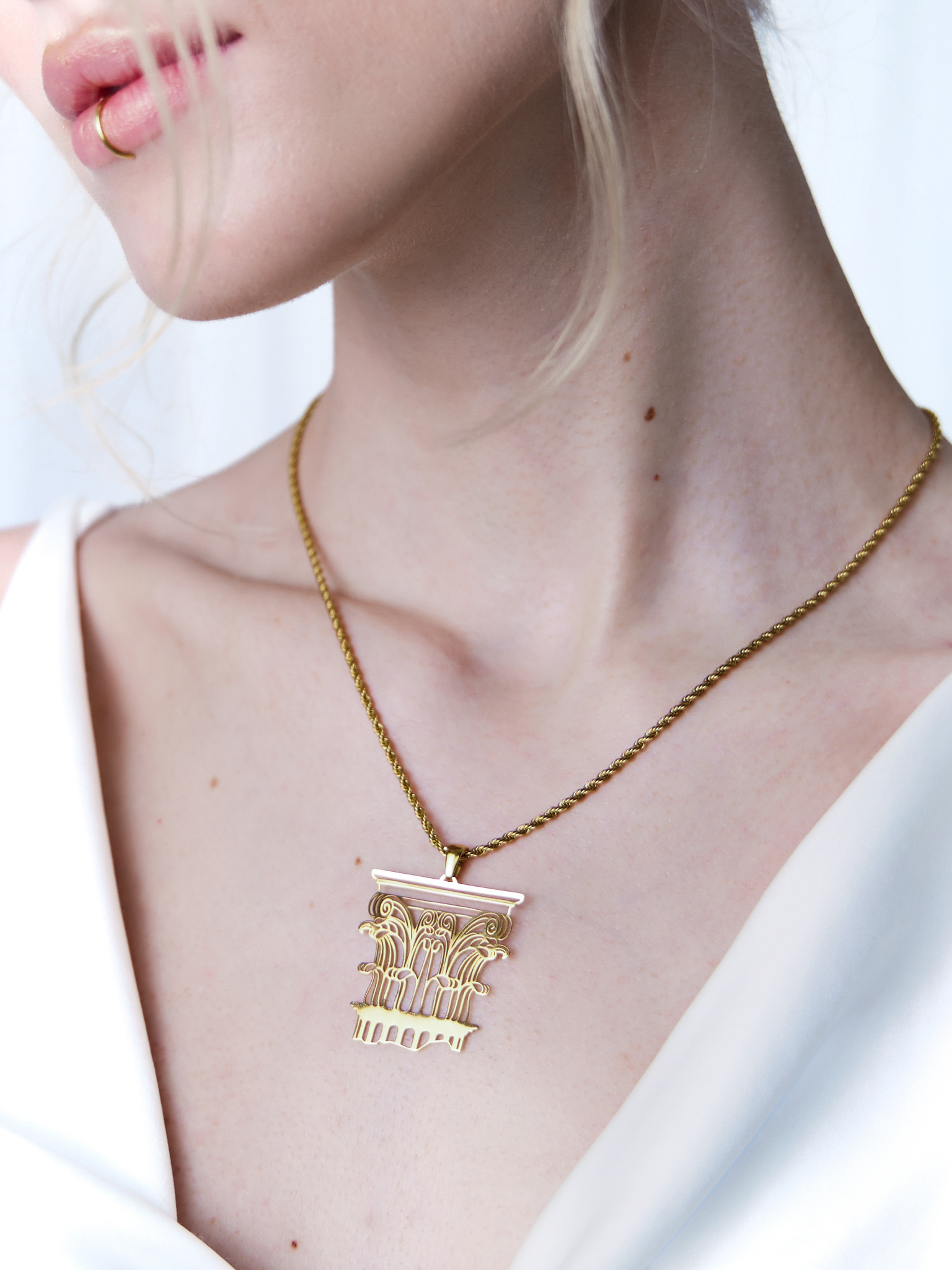 Золотистое колье с античной подвеской