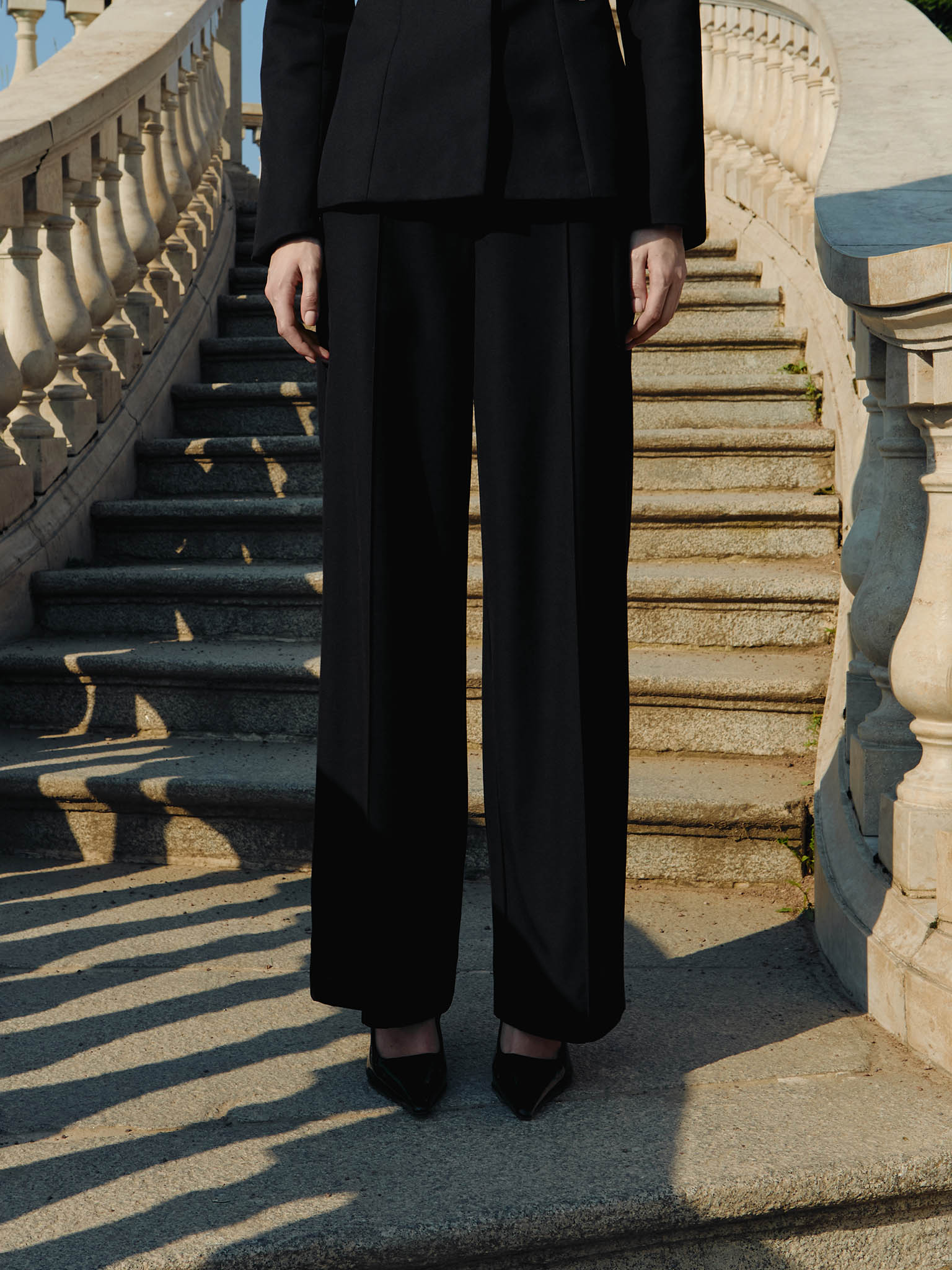 Loose-fitting trousers with creases