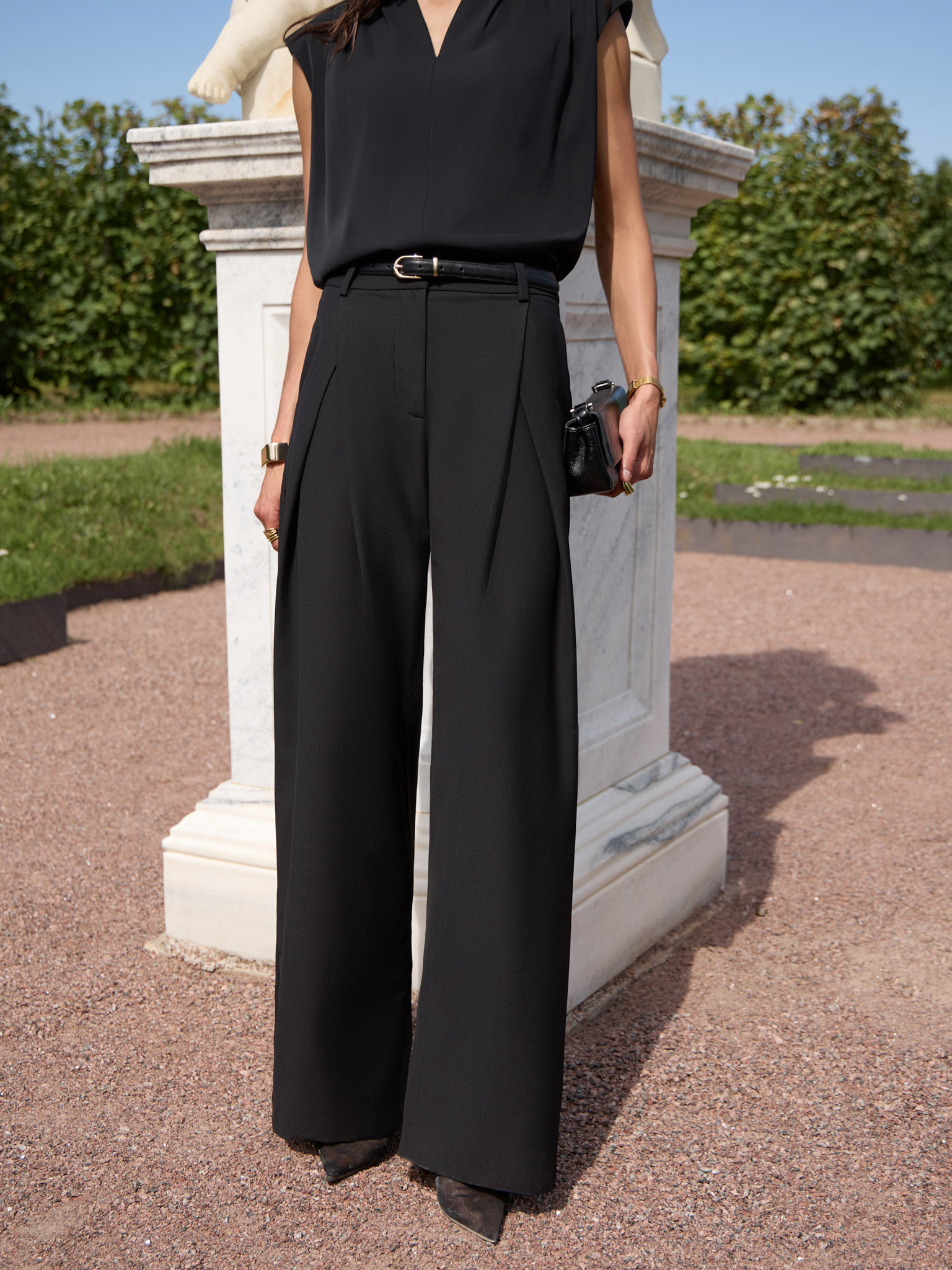 Свободные костюмные брюки со складками на поясе