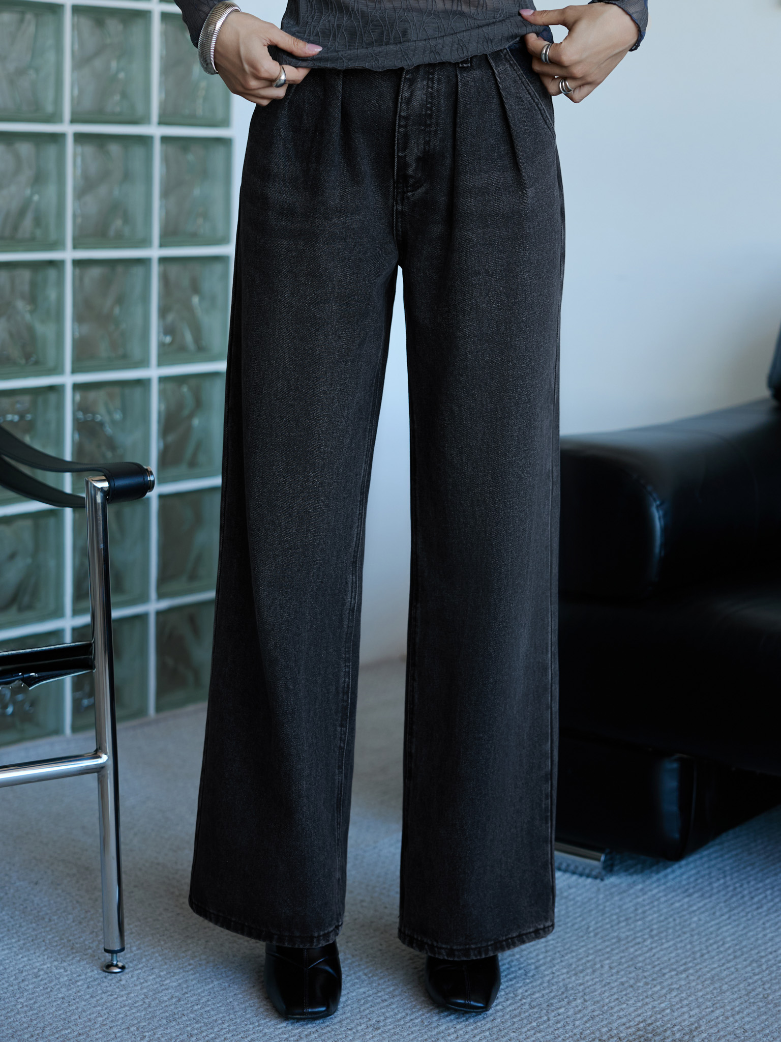 Свободные джинсы с защипами на талии