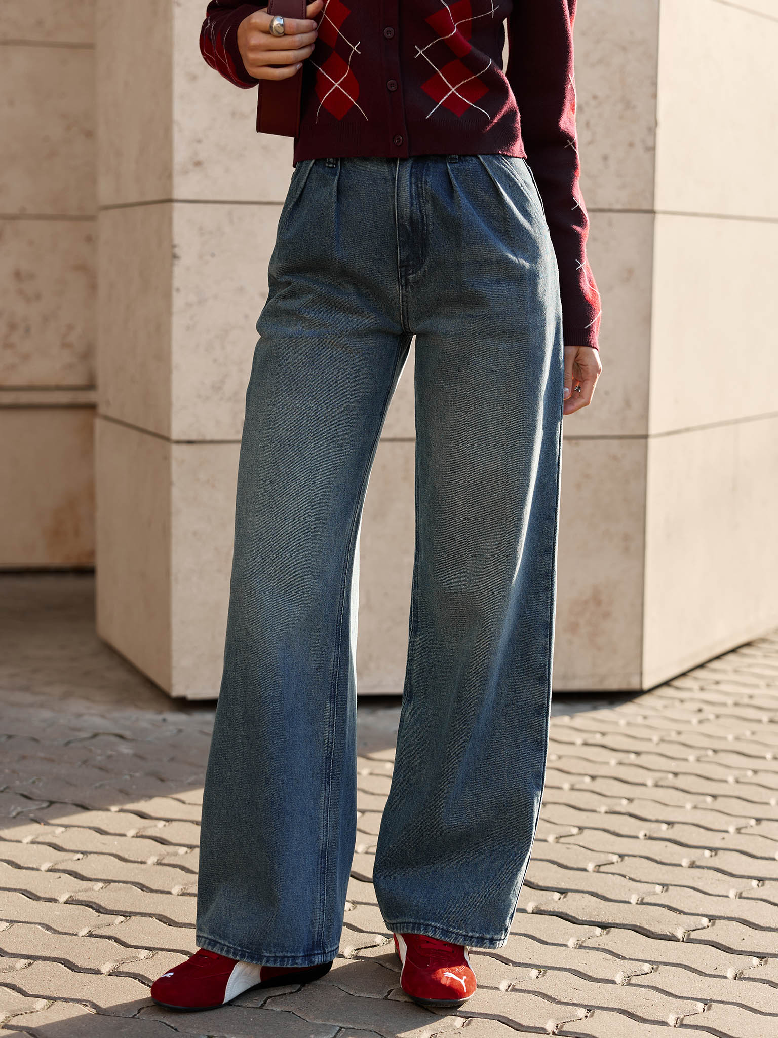 Свободные джинсы с защипами на талии