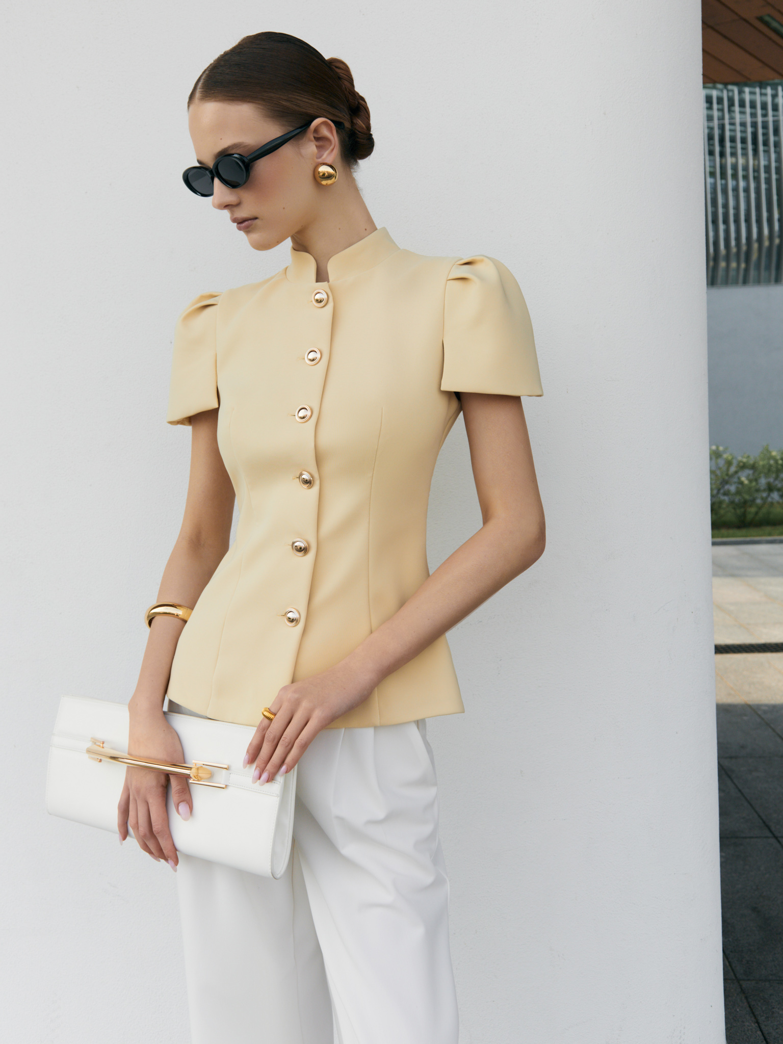 Приталенная блуза с воротником-стойкой