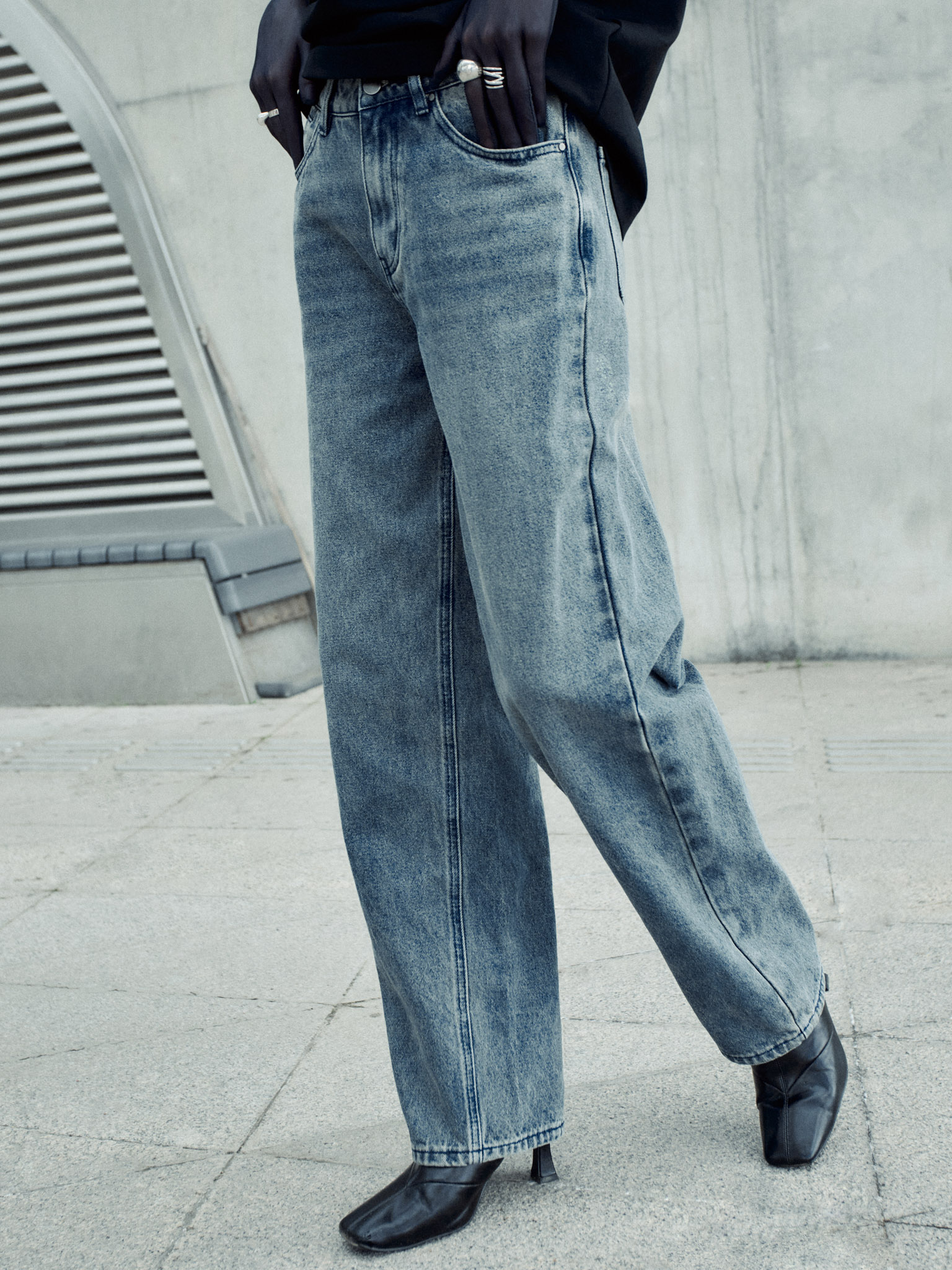 Loose mid-rise jeans