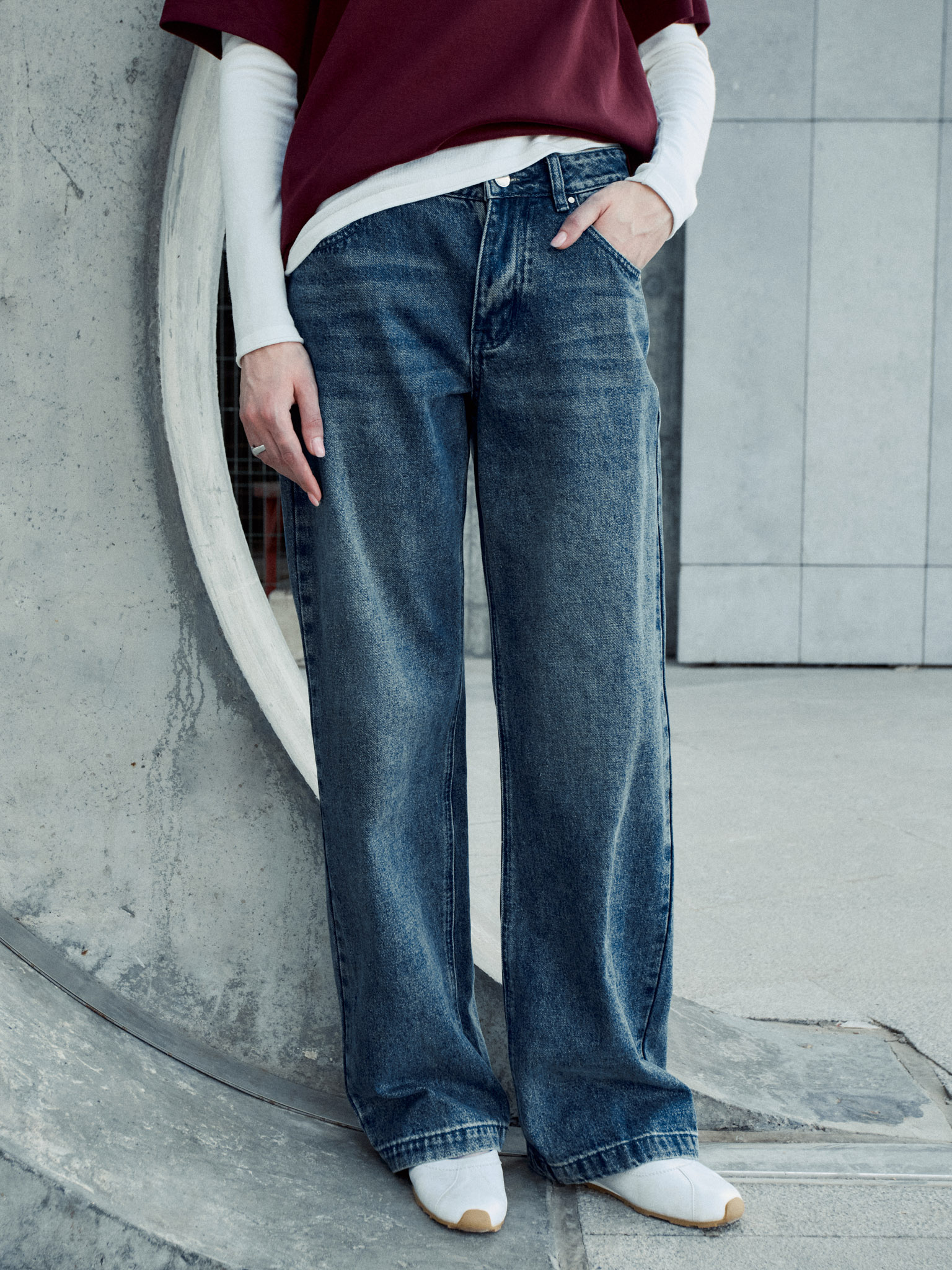 بنطال جينز فضفاض مع لمسات ممزقة على الفخذين