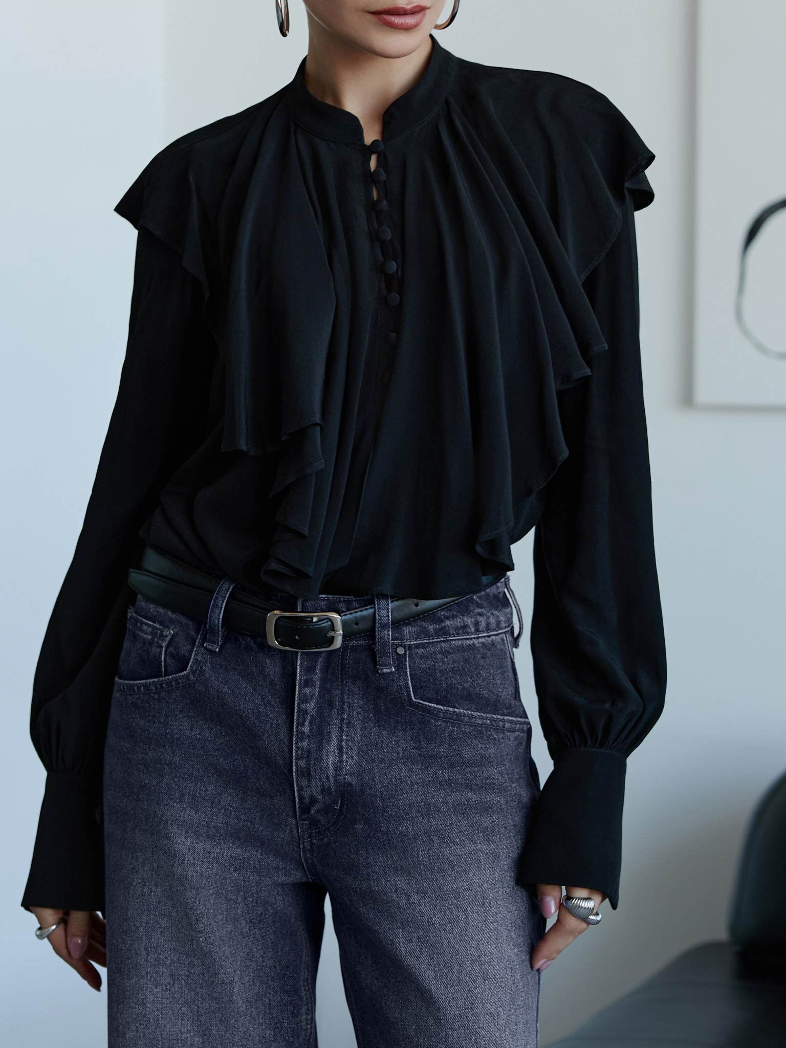 بلوزة من الفسكوز بياقة مرتفعة وجيبوت واسعة