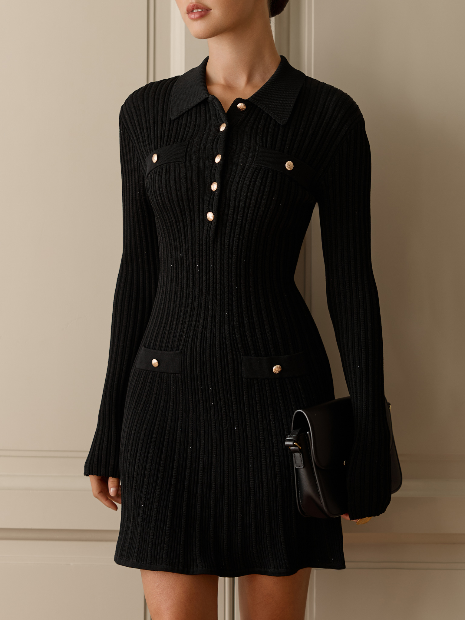 Платье мини из трикотажа с пайетками с золотистой фурнитурой