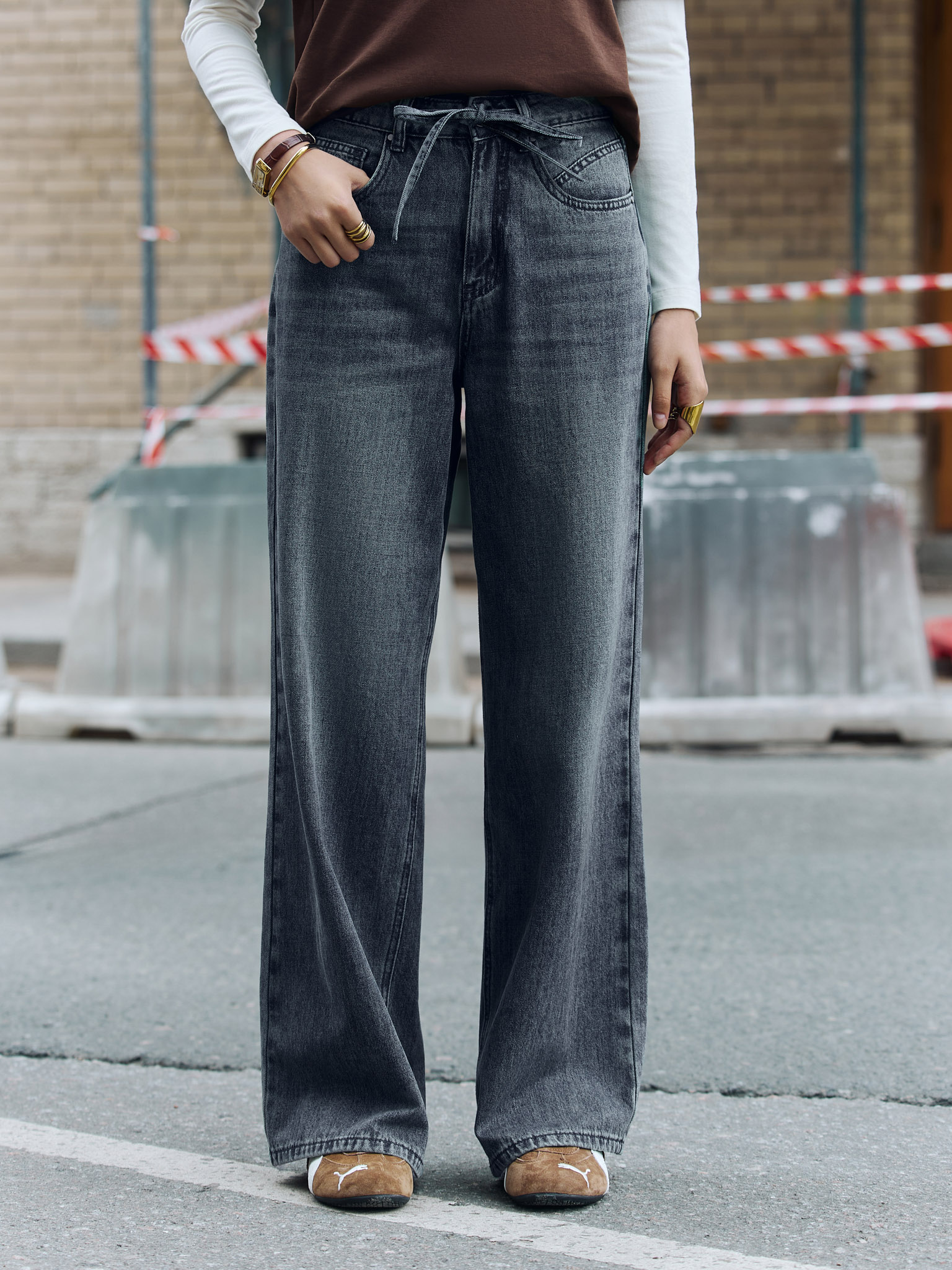 Свободные джинсы с потертостями и завязками на талии