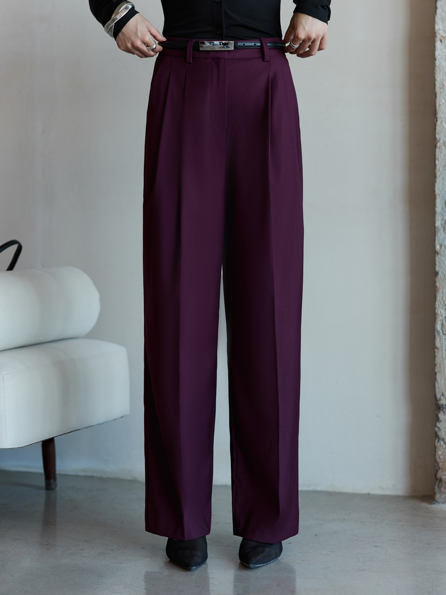 Loose-fitting trousers with waist pleats