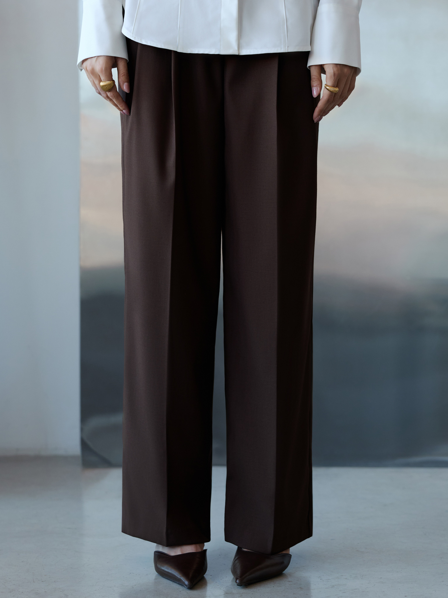Loose-fitting trousers with waist pleats