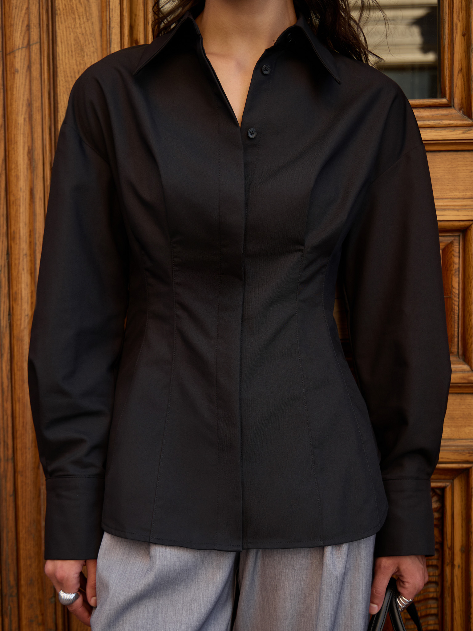 Приталенная рубашка с объемными рукавами