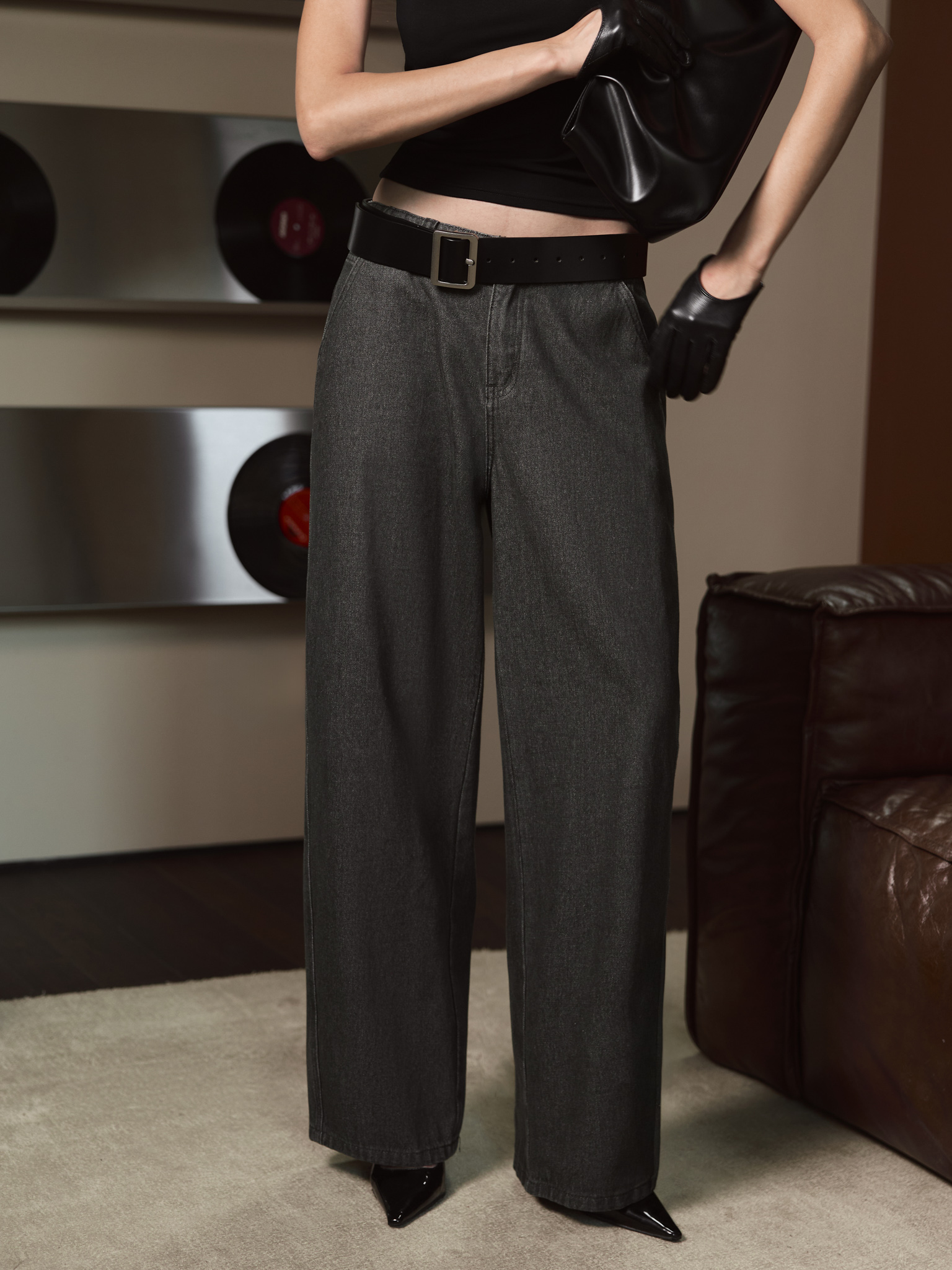 Luźne jeansy z zakładkami w talii