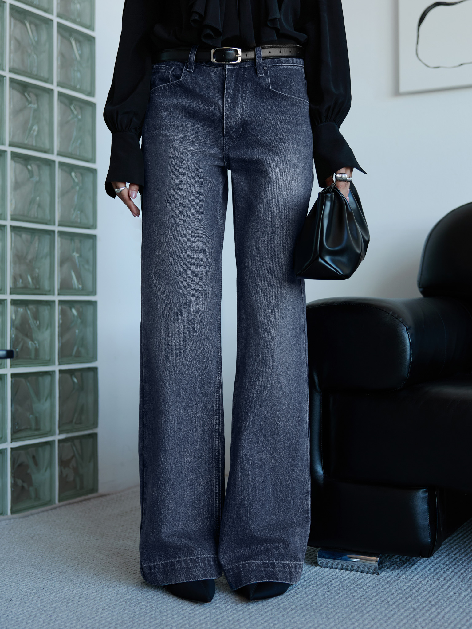 Luźne jeansy z przetarciami na udach