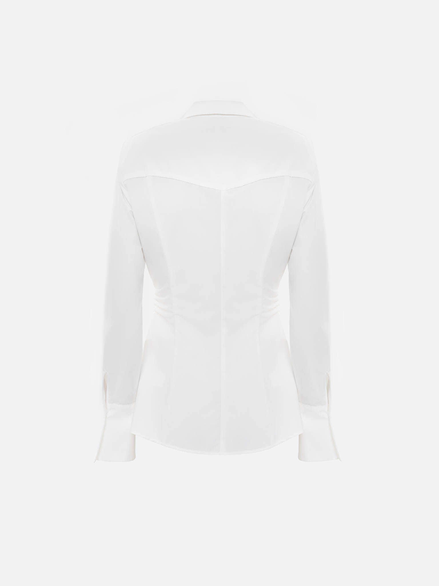 Приталенная рубашка с подчеркнутыми плечами