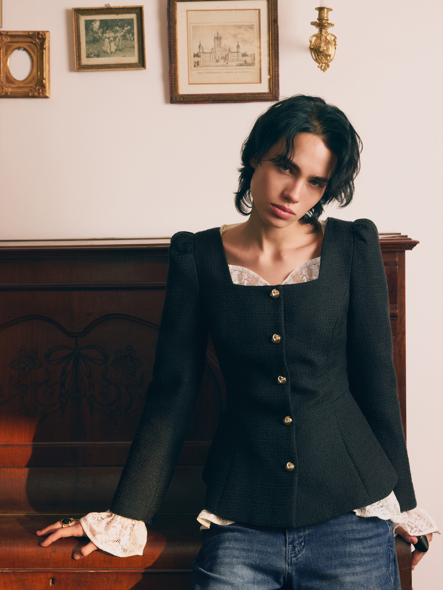 Твидовый жакет с квадратным вырезом и золотистыми пуговицами