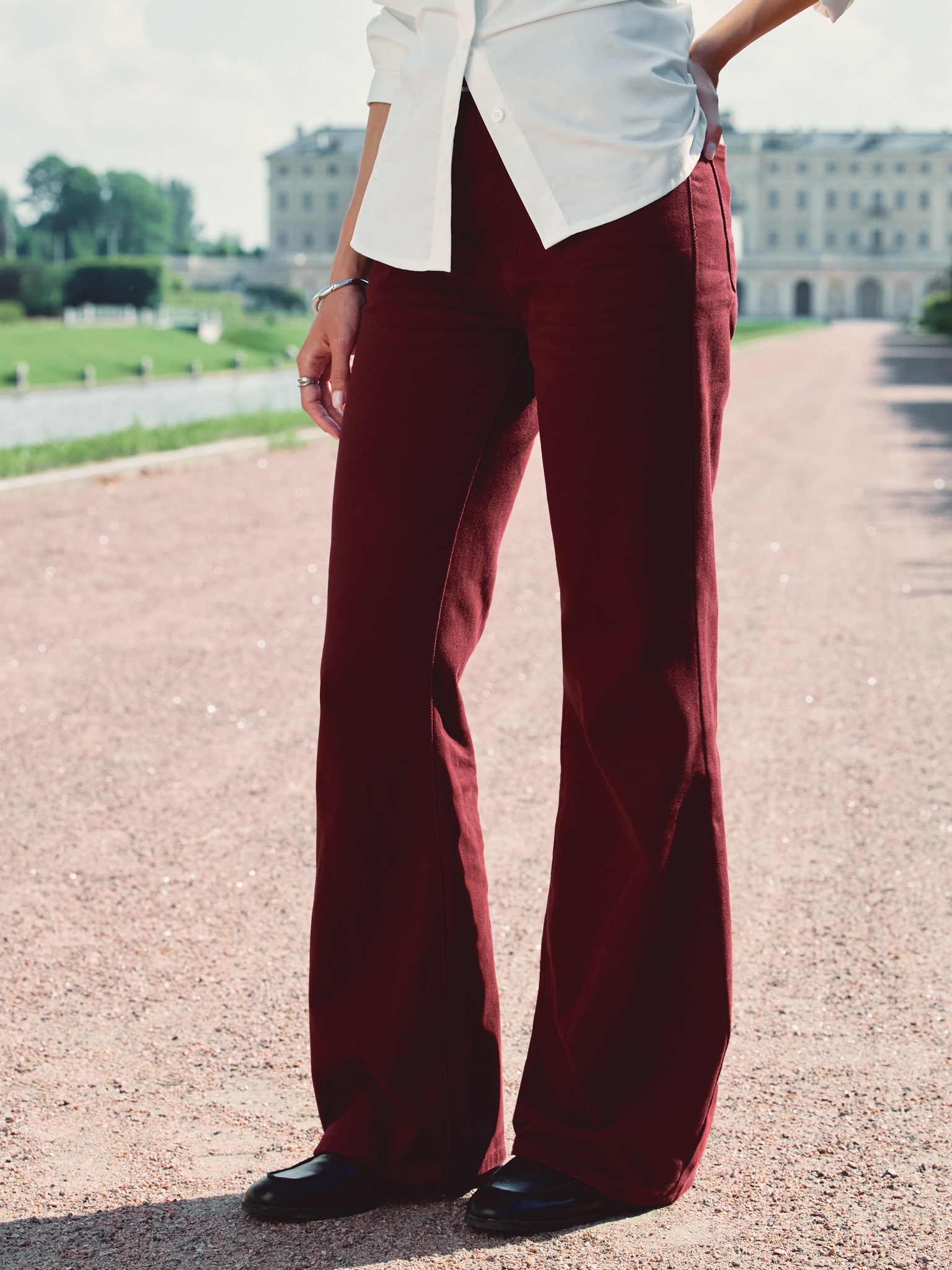 Расклешенные джинсы на средней посадке