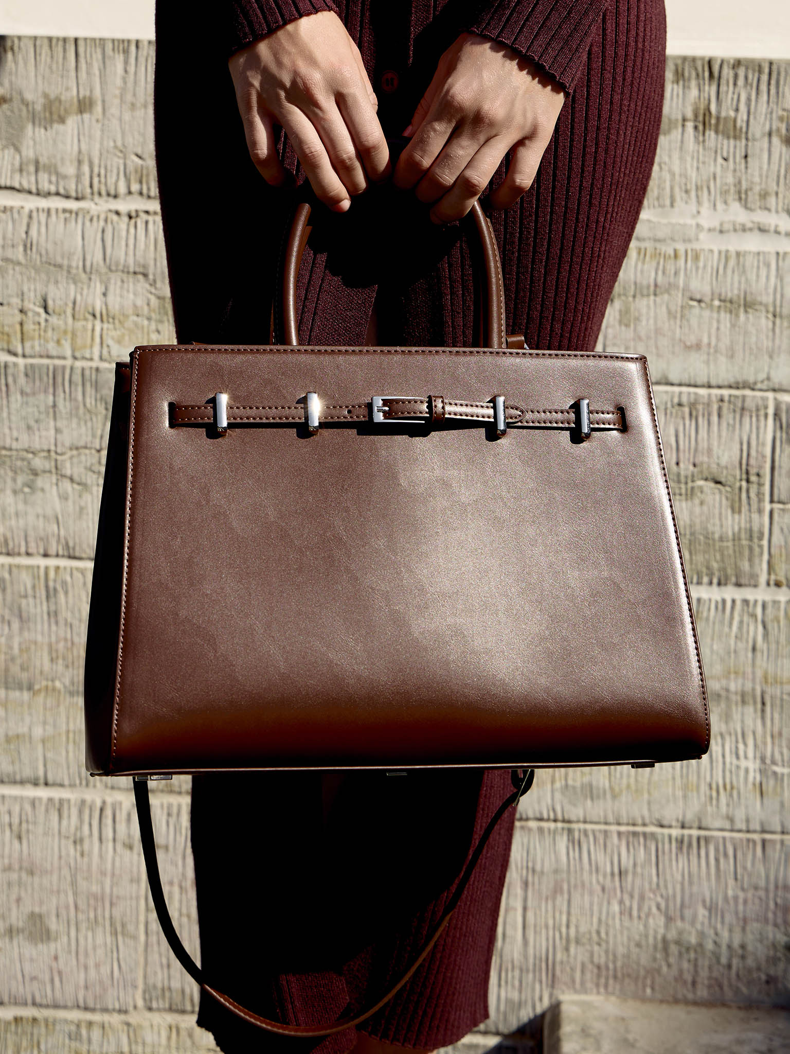 Сумка прямоугольной формы с декоративным ремнем