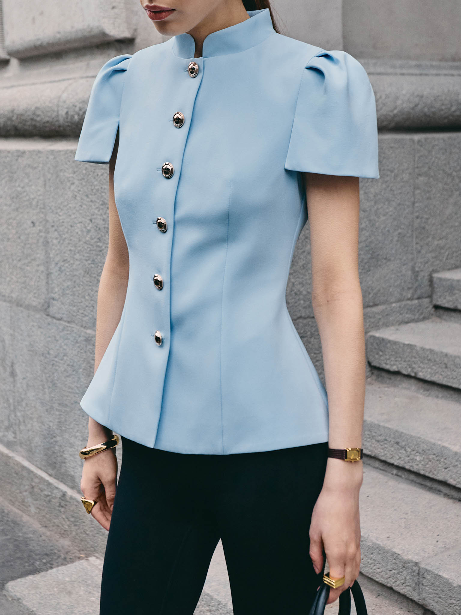 Приталенная блуза с воротником-стойкой