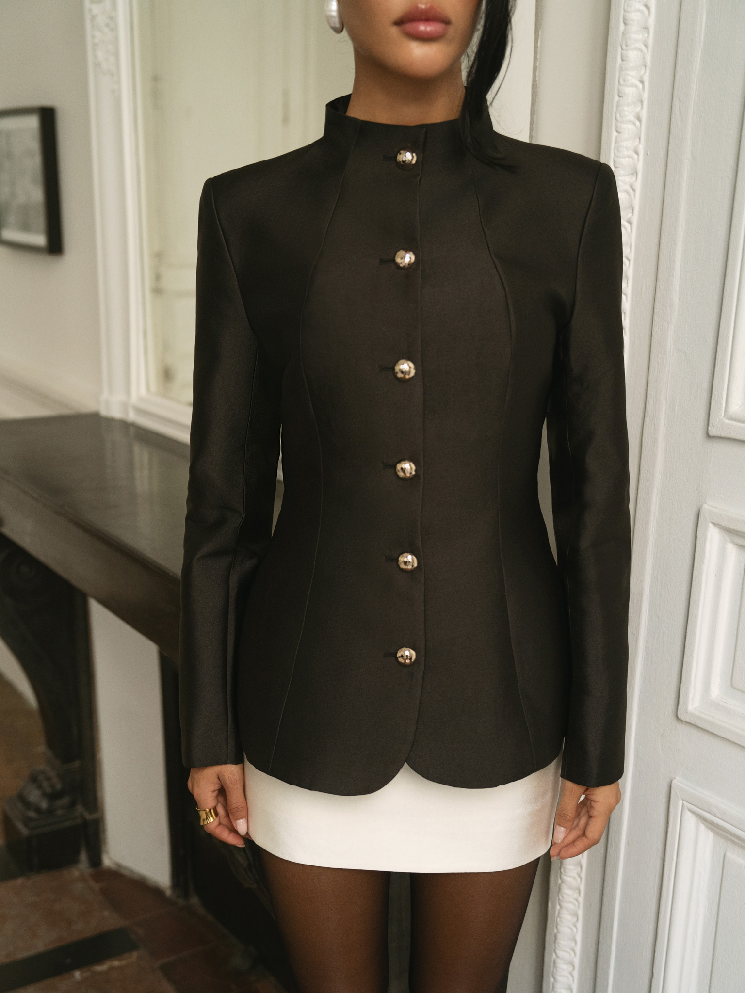 Fitted single-breasted jacket with large buttons