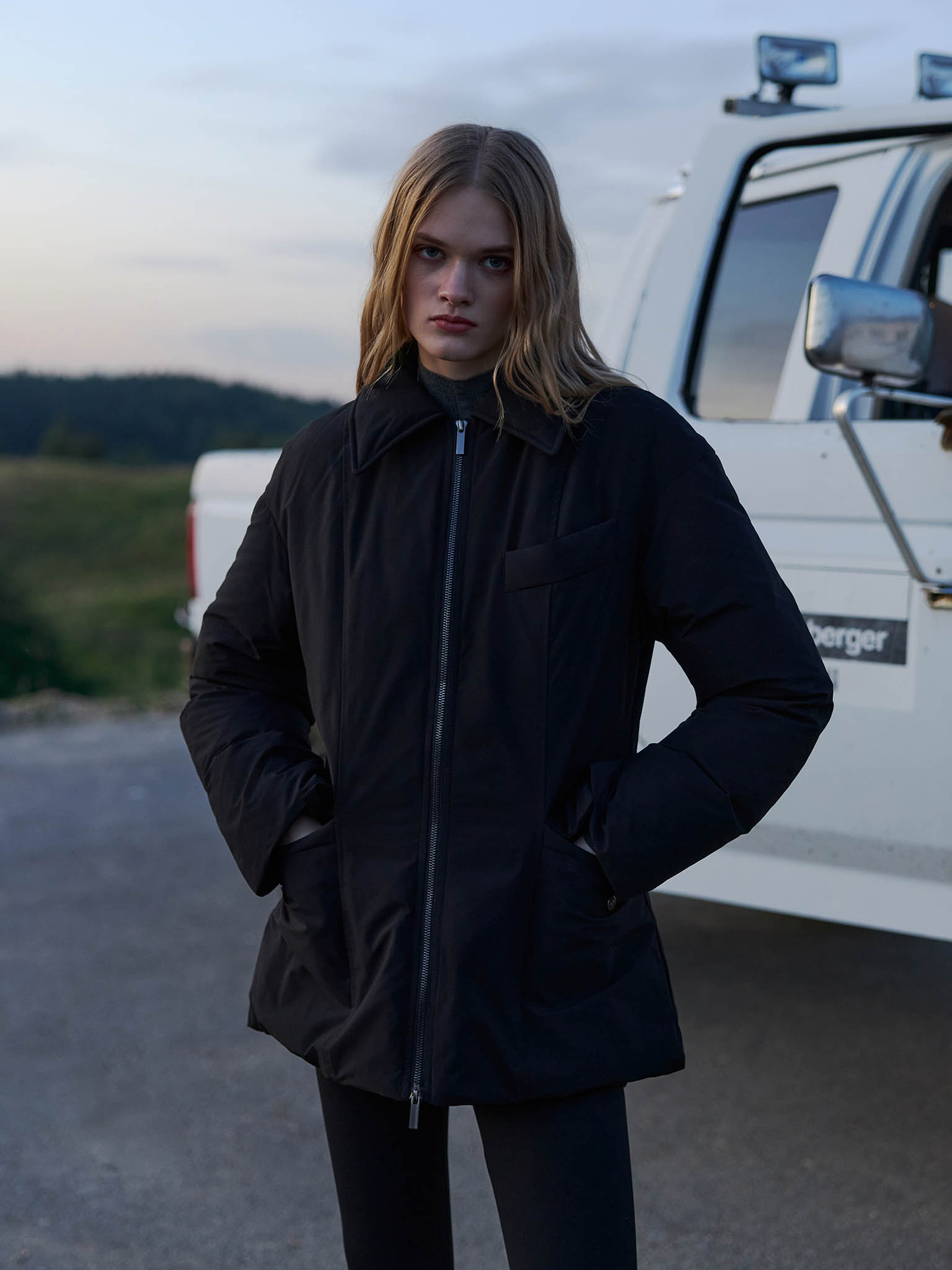 Приталенный пуховик с треугольным воротником