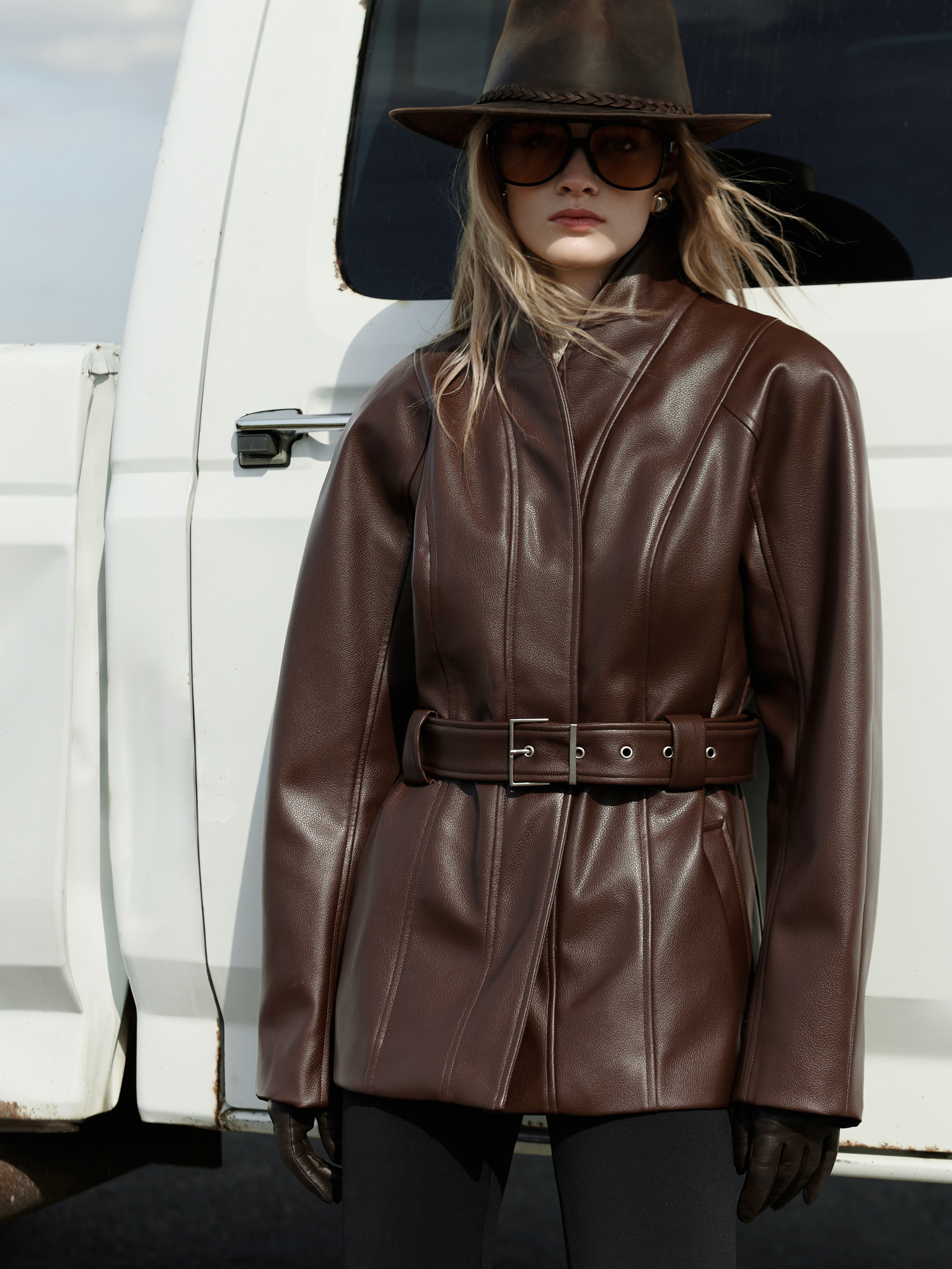 Prosta kurtka z ekoskóry z szerokim pasem