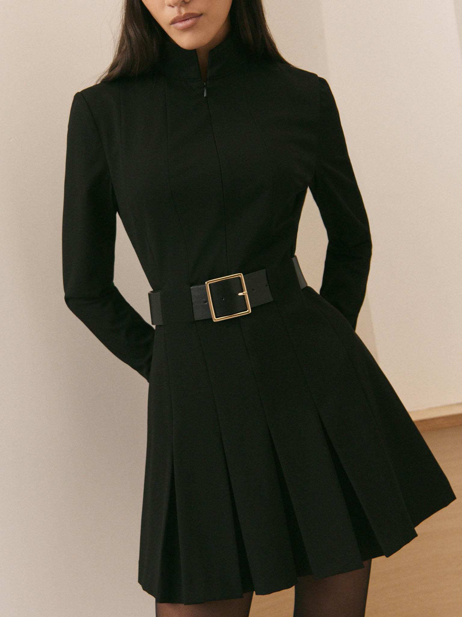 Платье мини с ремнем из экокожи