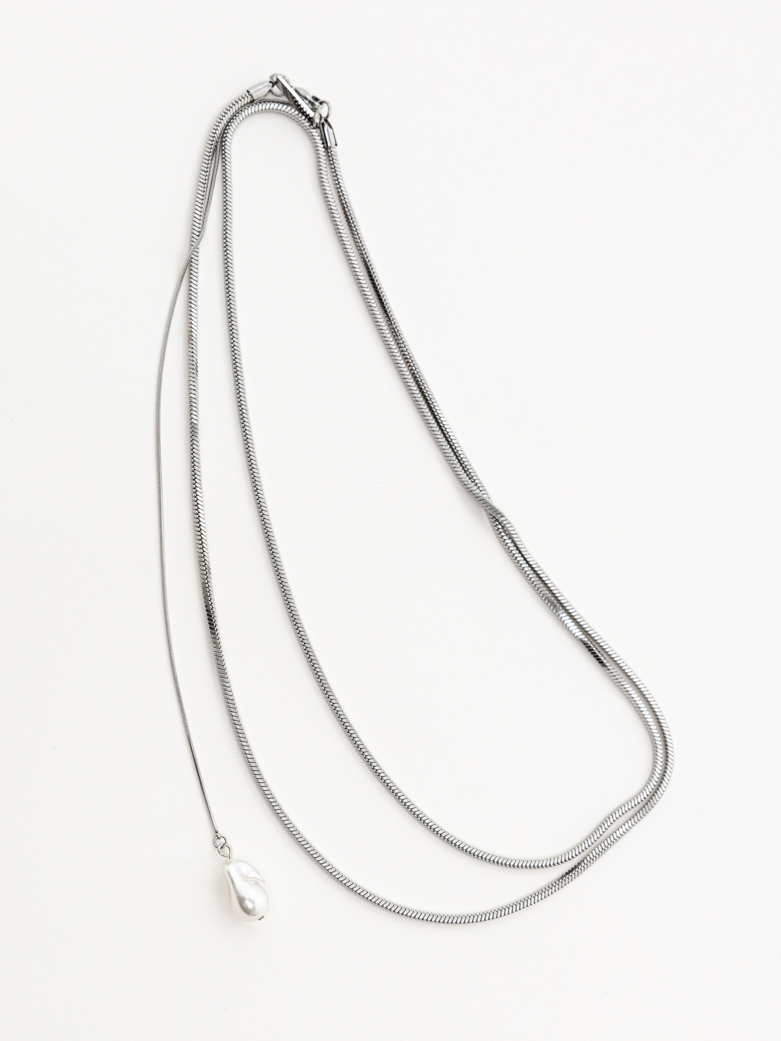 Smooth chain with a pearl pendant