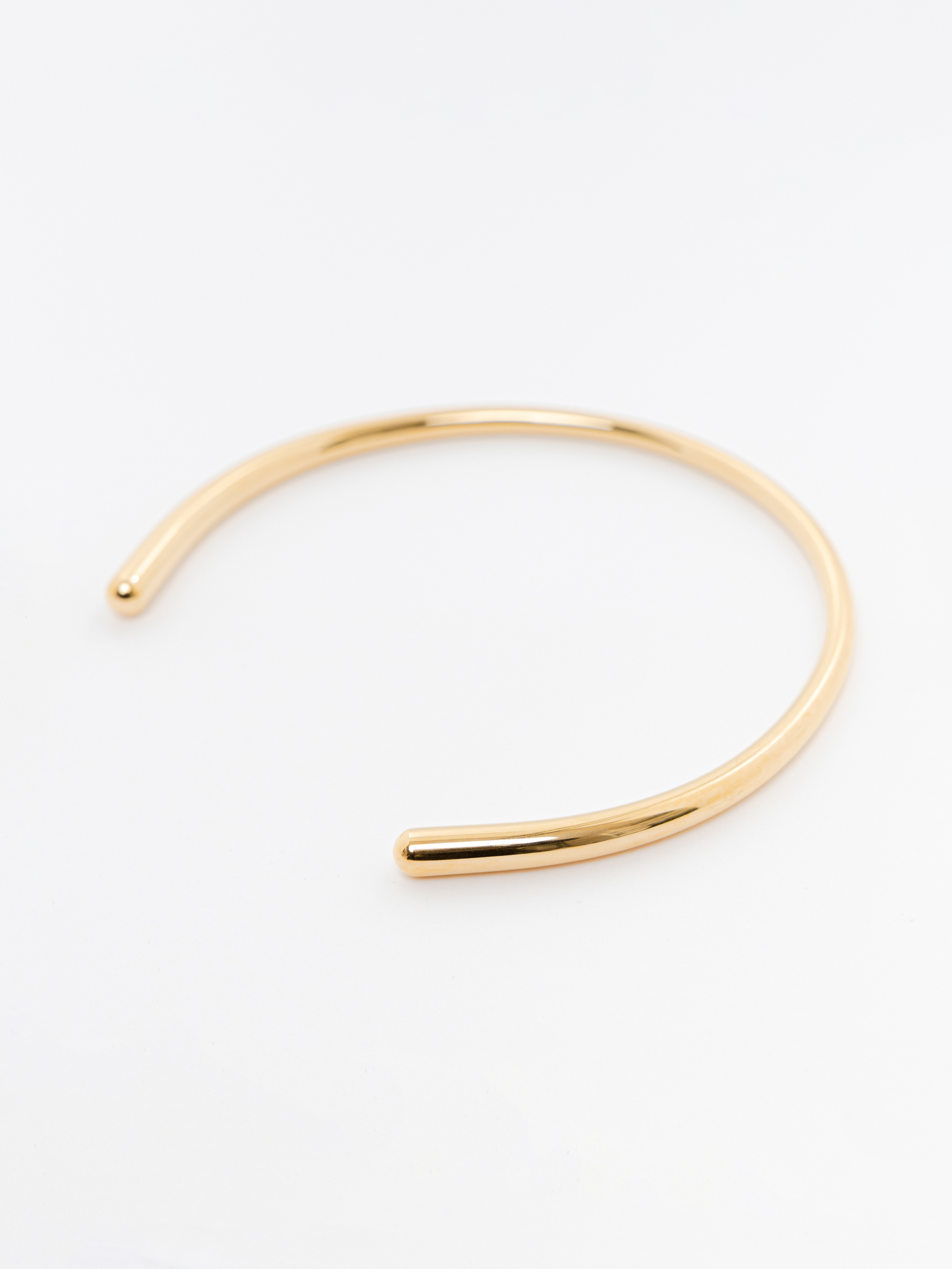 Semicircular necklace in smooth metal