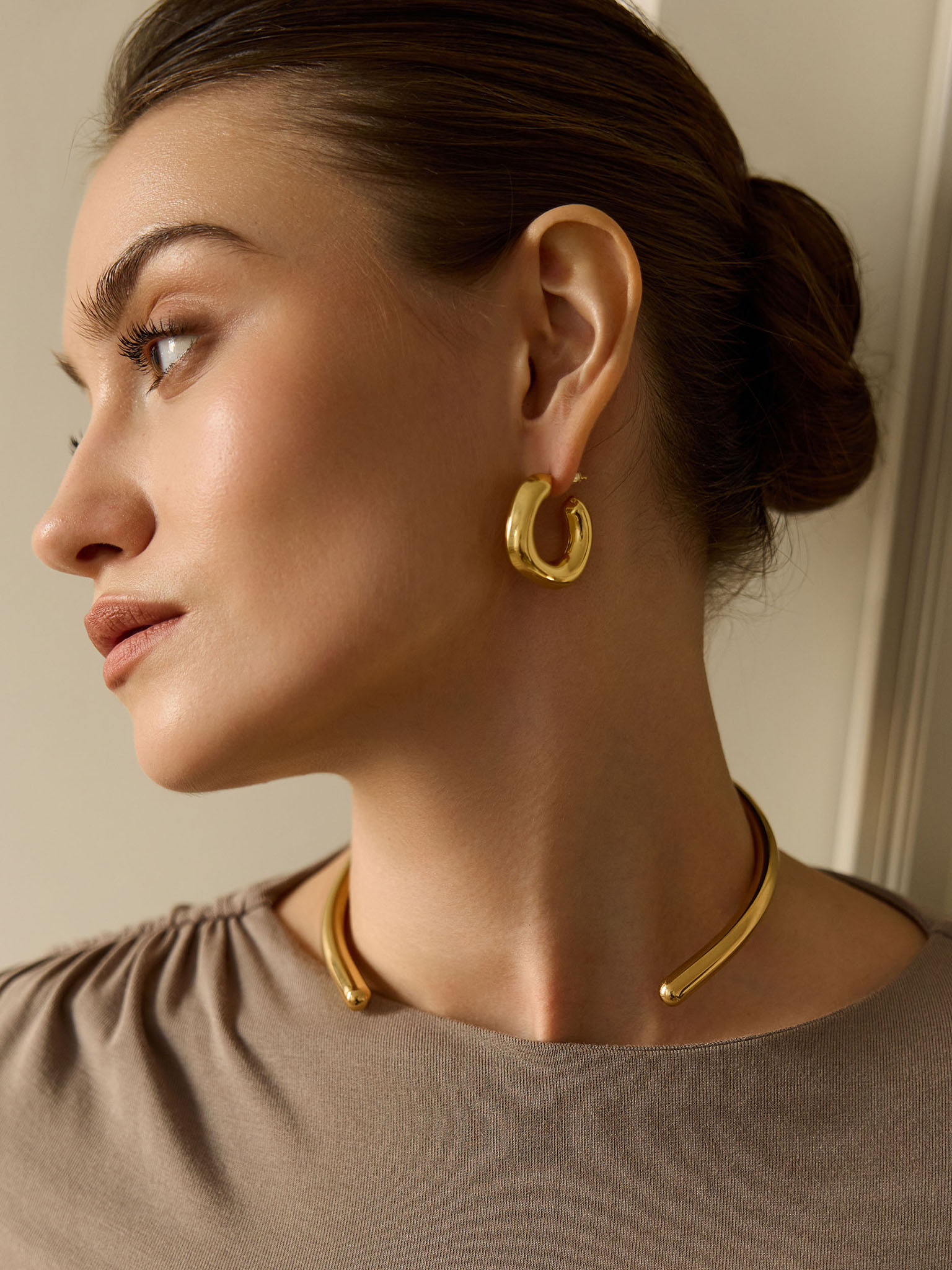 Semicircular necklace in smooth metal