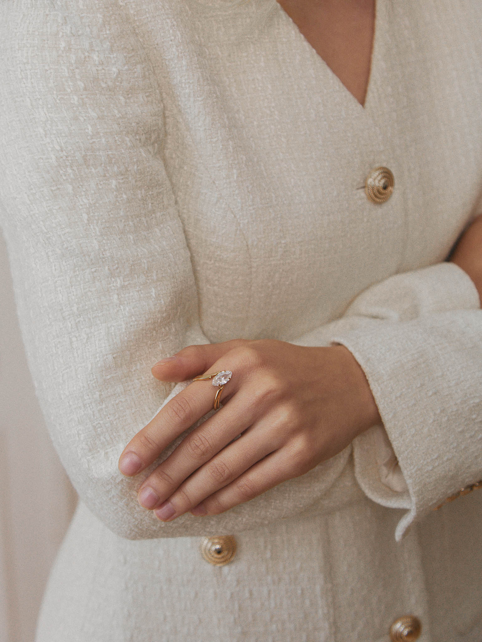 Тонкое кольцо с крупным камнем