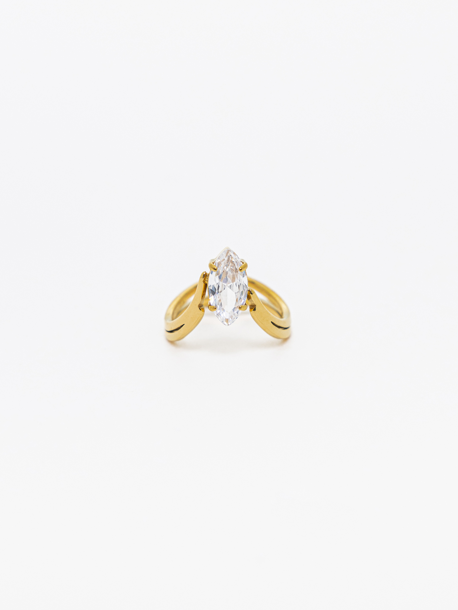 Тонкое кольцо с крупным камнем