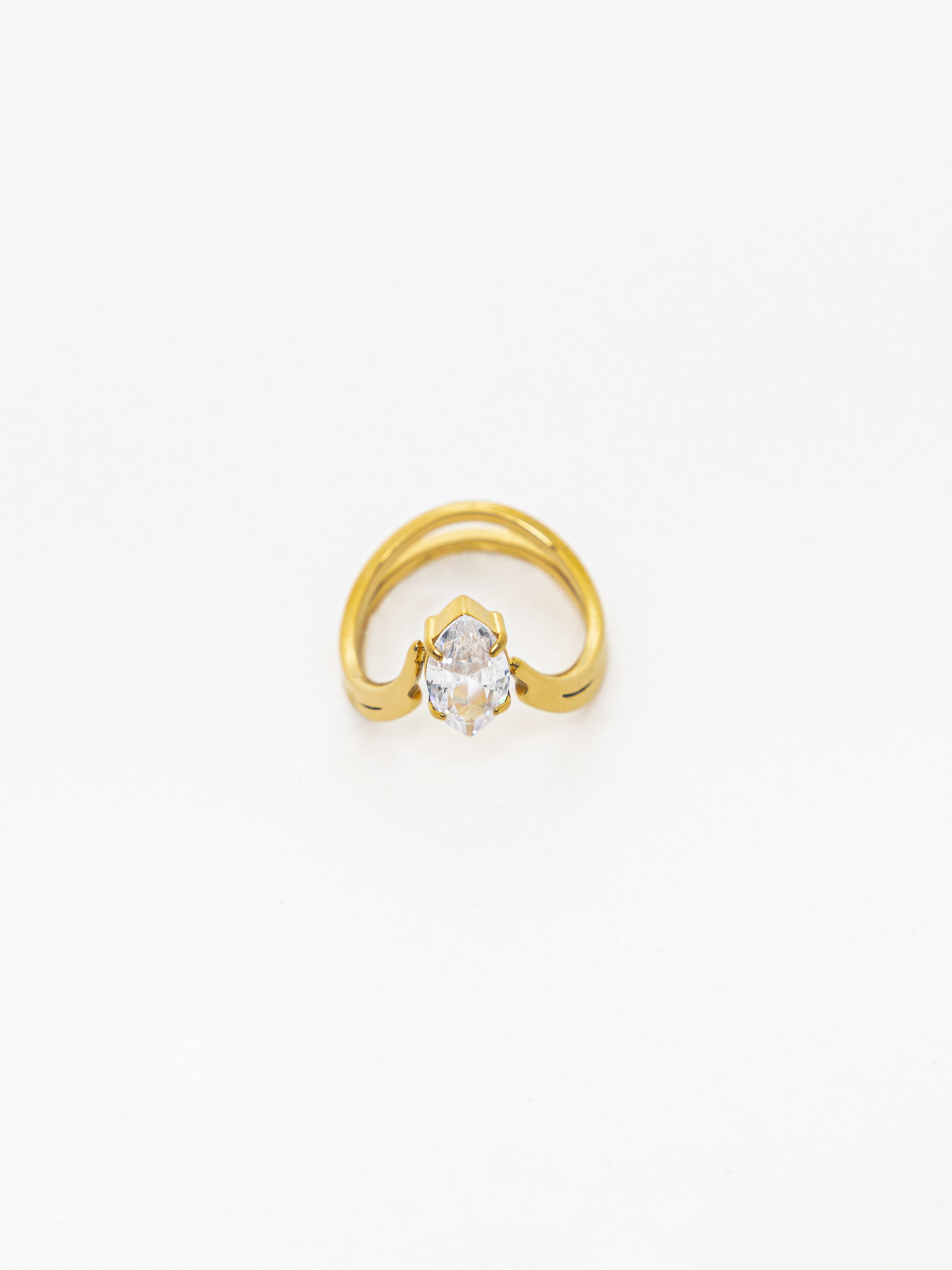 Тонкое кольцо с крупным камнем