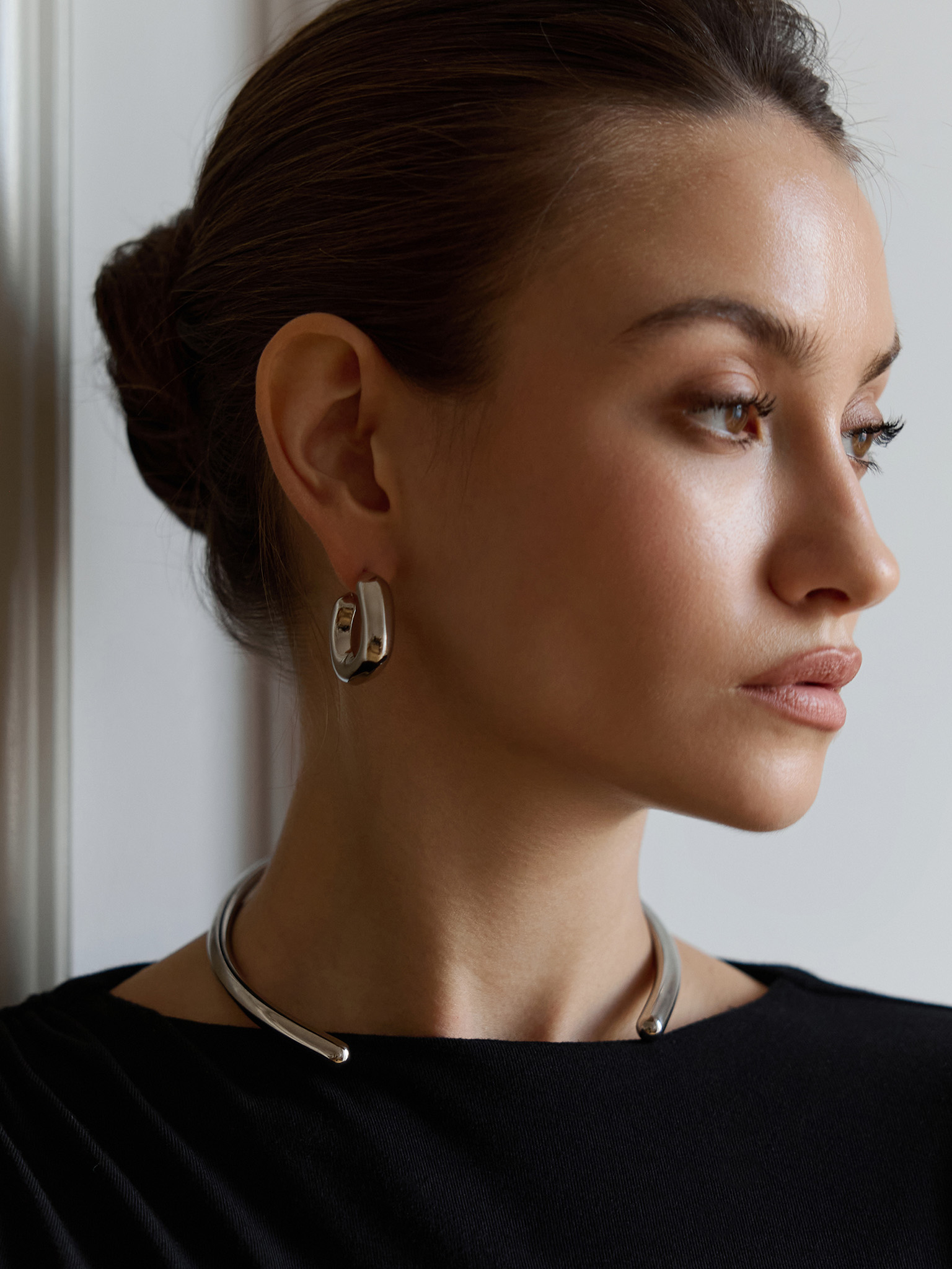 قلادة نصف دائرية من المعدن الأملس