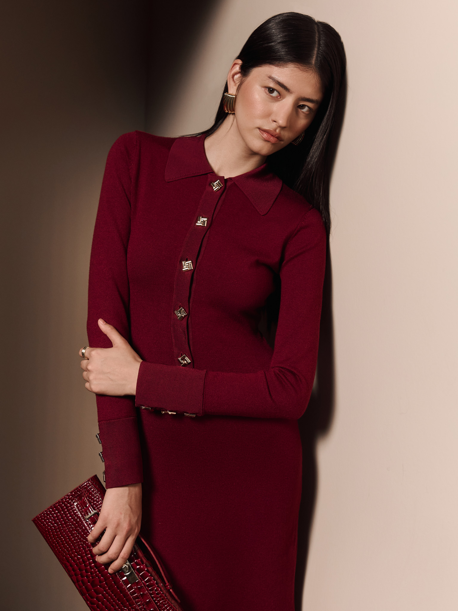 Трикотажное платье миди с треугольным воротником и крупными пуговицами