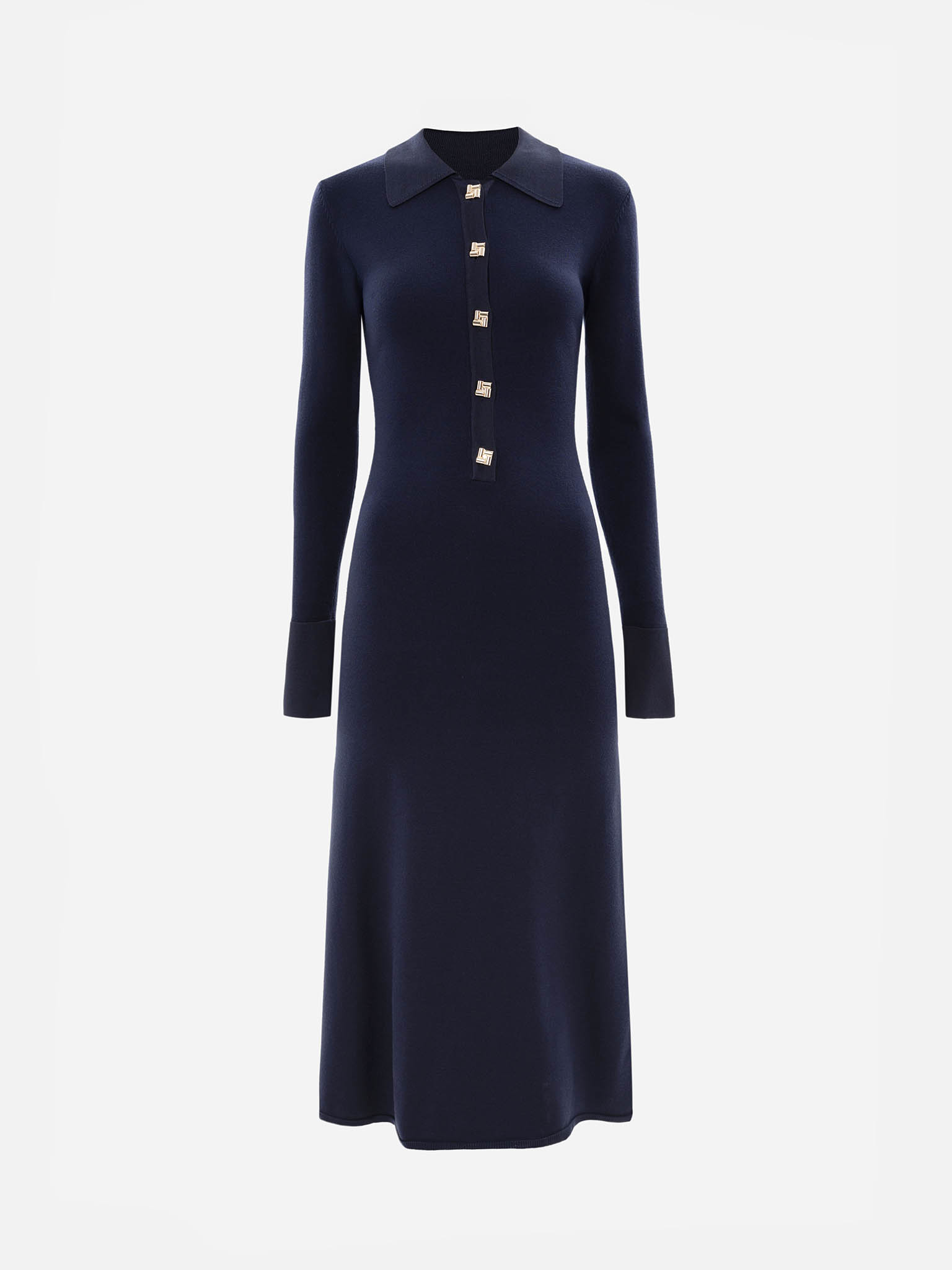 Трикотажное платье миди с треугольным воротником и крупными пуговицами