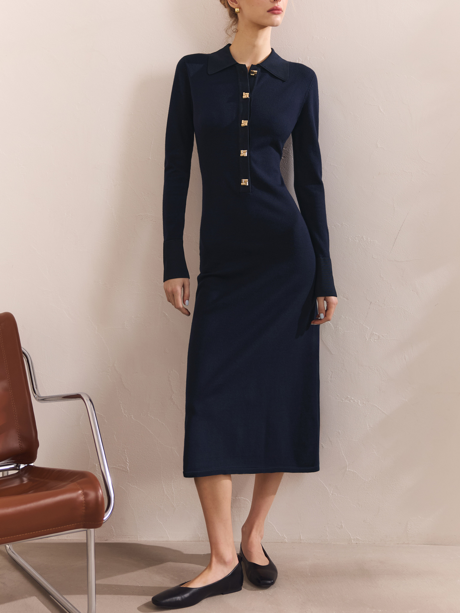 Трикотажное платье миди с треугольным воротником и крупными пуговицами