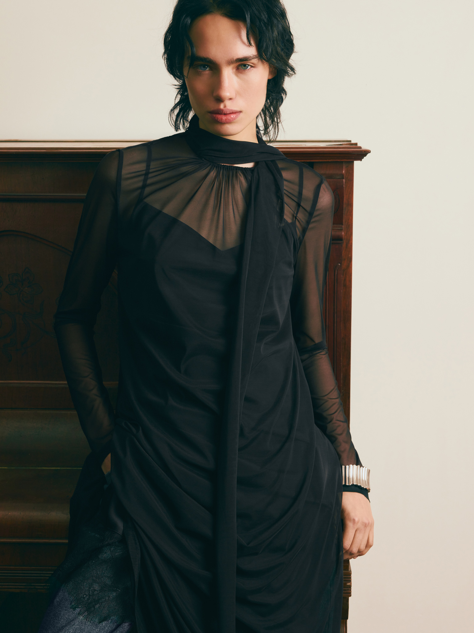 فستان ميدي شبه شفاف بتفاصيل دانتيل