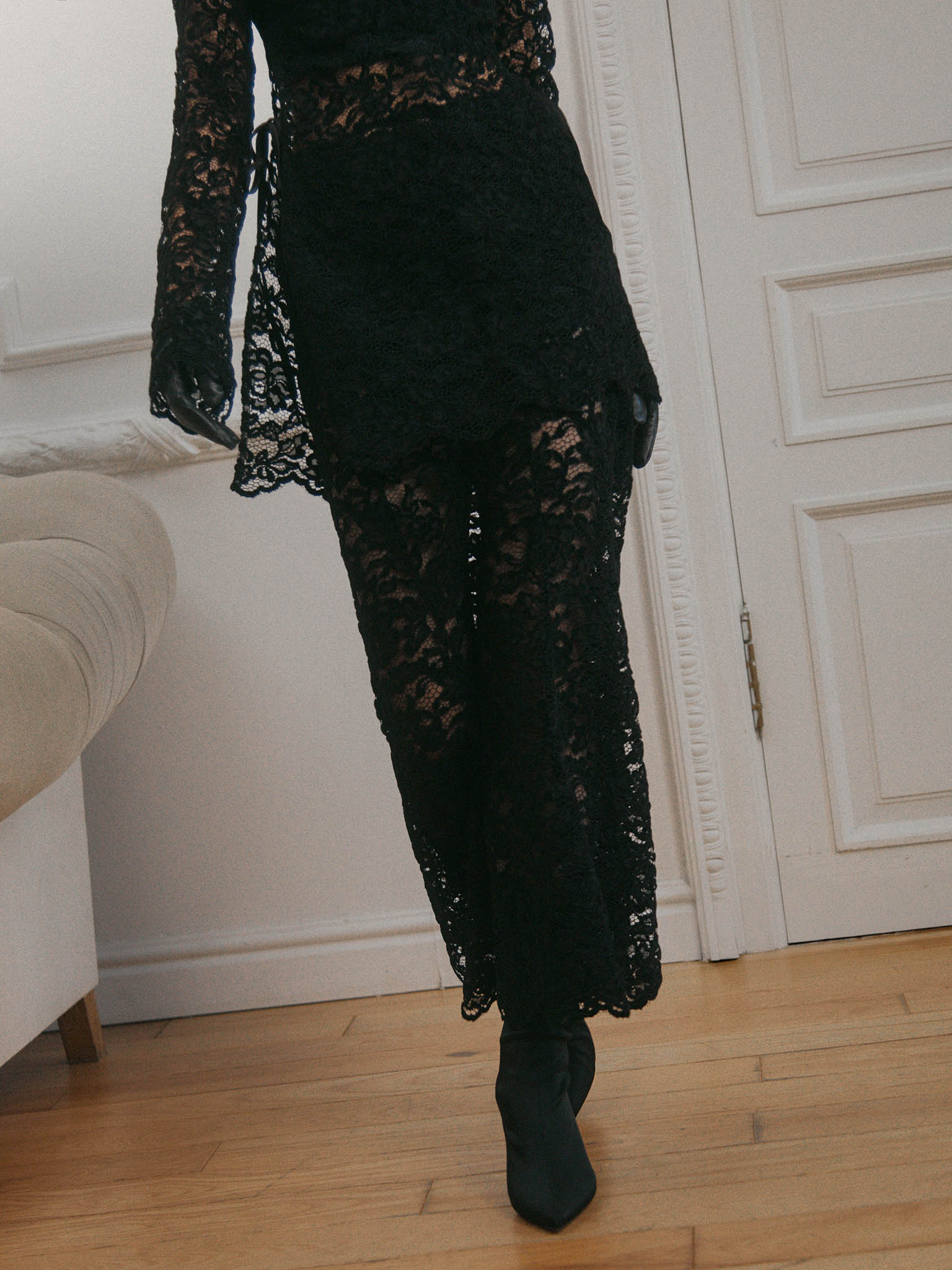 Юбка миди из гипюра с однотонными шортами