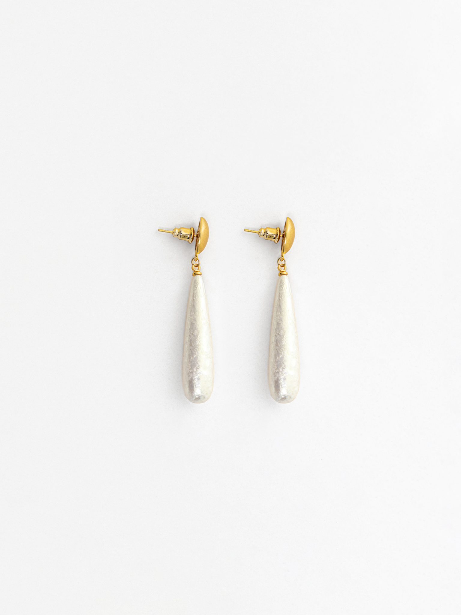 أقراط مع قلادات على شكل دمعة